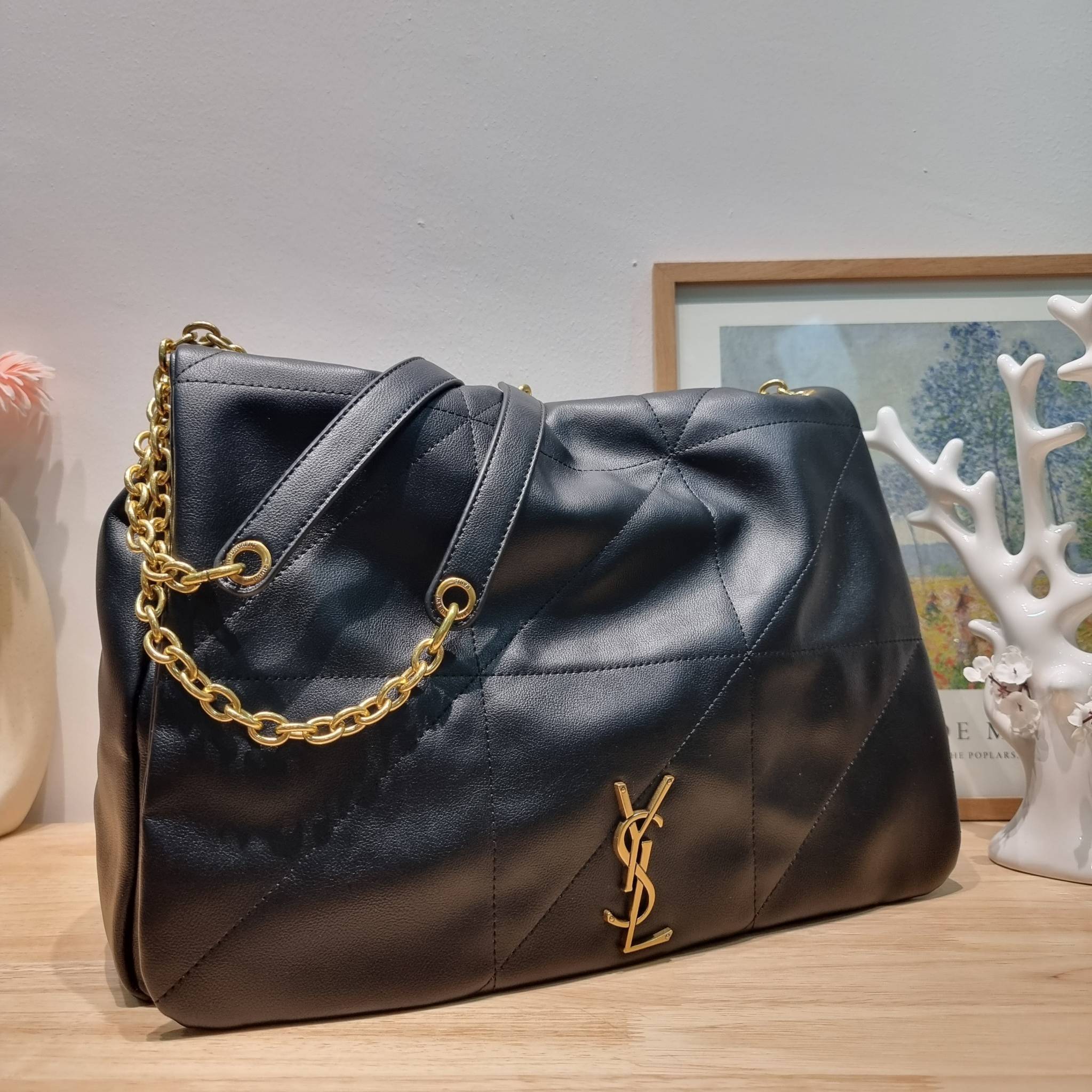 YSL jamie 4.3 in lambskin กระเป๋าสะพายใบใหญ่ เรียบหรู ดูปัง ดูแพง สีดำคลาสสิคตัดกับอะไหล่สีทองได้อย่างลงตัว ครบเครื่องตัวมัม! ดีไซน์ใหม่ 2023 สัมผัสผิวกระเป๋าดูดีมากๆ