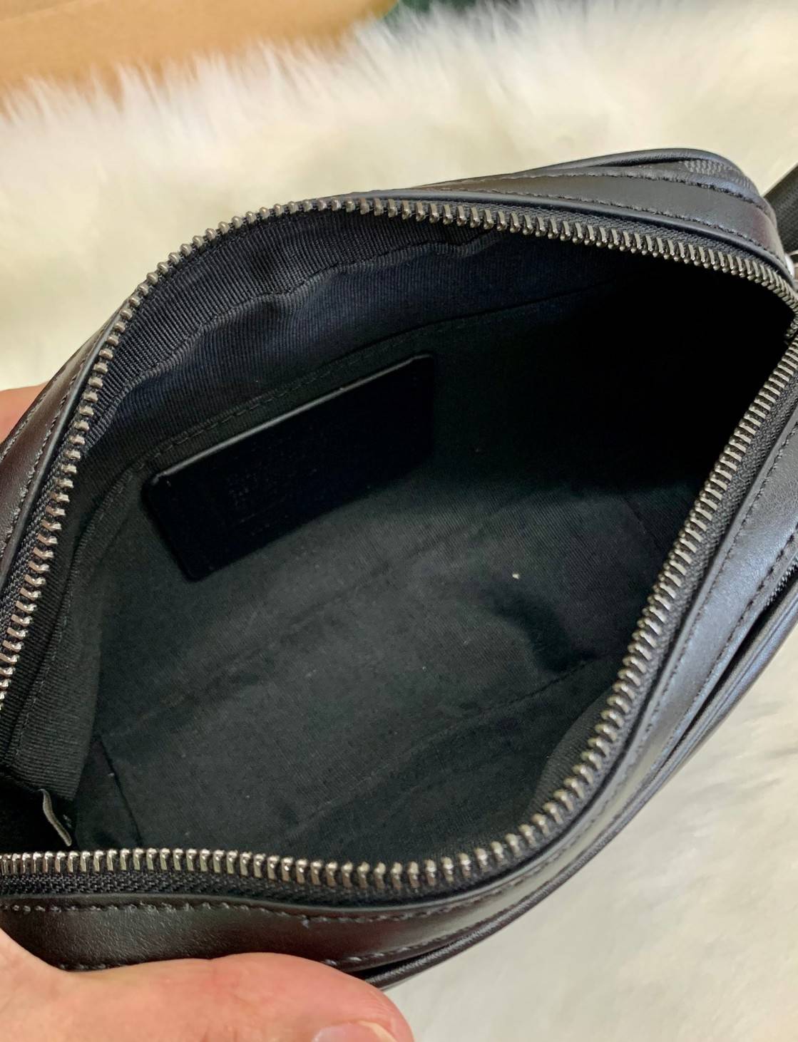 ของแท้ 💯% COACH GRAHAM CROSSBODY IN SIGNATURE ((50715)) พร้อมส่งค่ะ! กระเป๋าสะพายครอสบอดี้ร์ หนังแท้อย่างดี นิ่มมือค่ะ ด้านหน้ามีหนึ่งช่องซิปซ่อนใส่ของจุกจิก