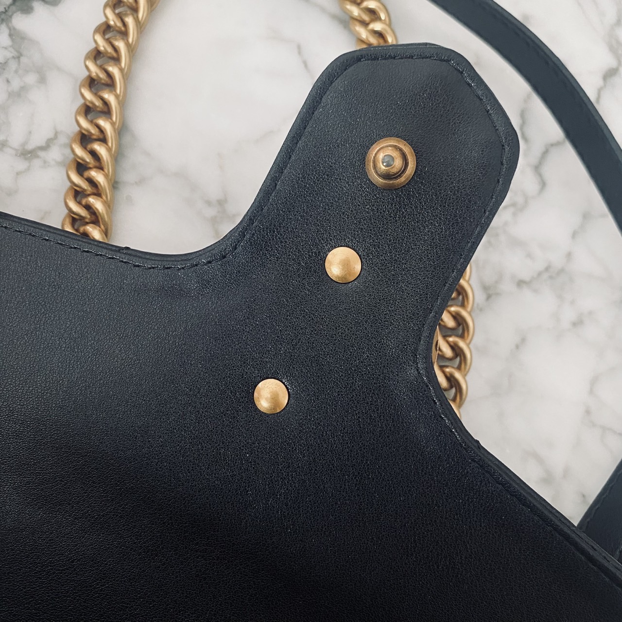 GUCCI GG Marmont Small Shoulder Bag กระเป๋าสะพายรุ่นคลาสสิค แต่งโลโก้สีทองโดดเด่น สวยหรูดูแพงขับผิว อัพลุคได้สบายๆ ด้านหลังดีไซน์รูปหัวใจ 🖤