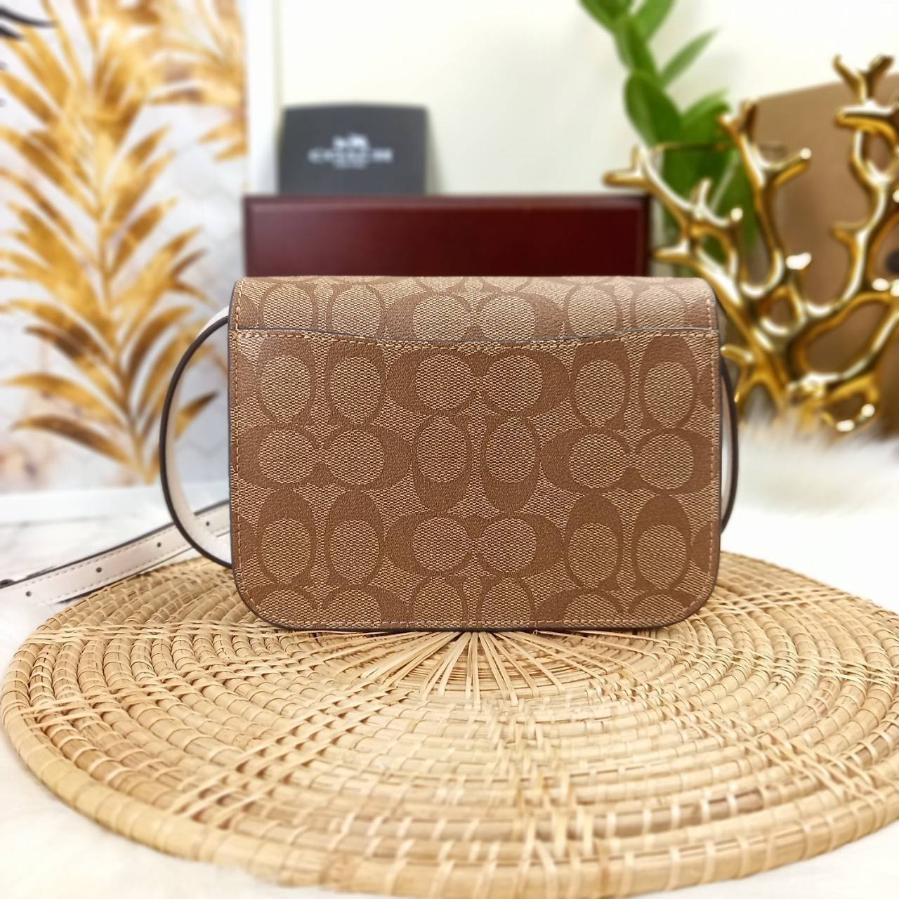 COACH MINI BRYNN CROSSBODY IN SIGNATURE CANVAS (COACH C5592)🍁สวยหรูหรา น่ารัก ด้วยลุคคุณหนู เกินเบอร์มาก!!//กระเป๋าถือ กระเป๋าสะพาย ลุคเก๋ ไซร์มินิ จะถือเป็นครัชแบบเลิศๆ หรือสะพายเป็นครอสบอดี้สุดชิลๆก็รอด// วัสดุหนังแคนวาสคุณภาพ ตกแต่งดีเทลหรูด้วย