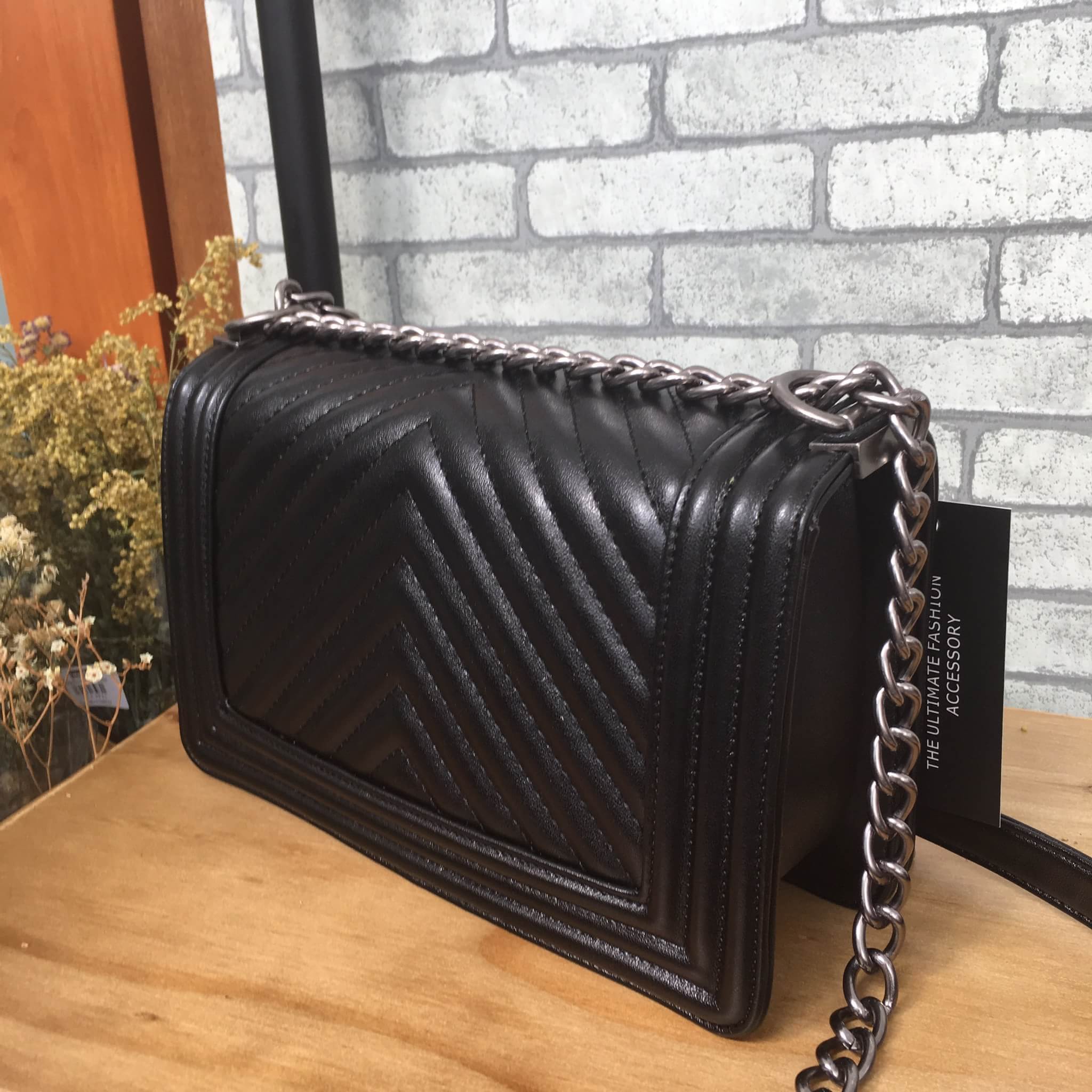 BestSeller! Keep chain large shoulder bag กระเป๋าทรงยอดฮิตคะ รุ่นนี้รับประกันความสวย ตัวกระเป๋าหนังแกะสังเคราะห์เนื้อดีมากๆ ขนาดกะทัดรัด ภายในสีแดง มีช่องใส่ของจุกจิก สายโซ่ปรับได้ 2 แบบทั้งสายสั้น สายยาว สะพายพาดลำตัวได้คะ น่ารักมาก ใส่มิกส์แอนแมท ได้ง่า