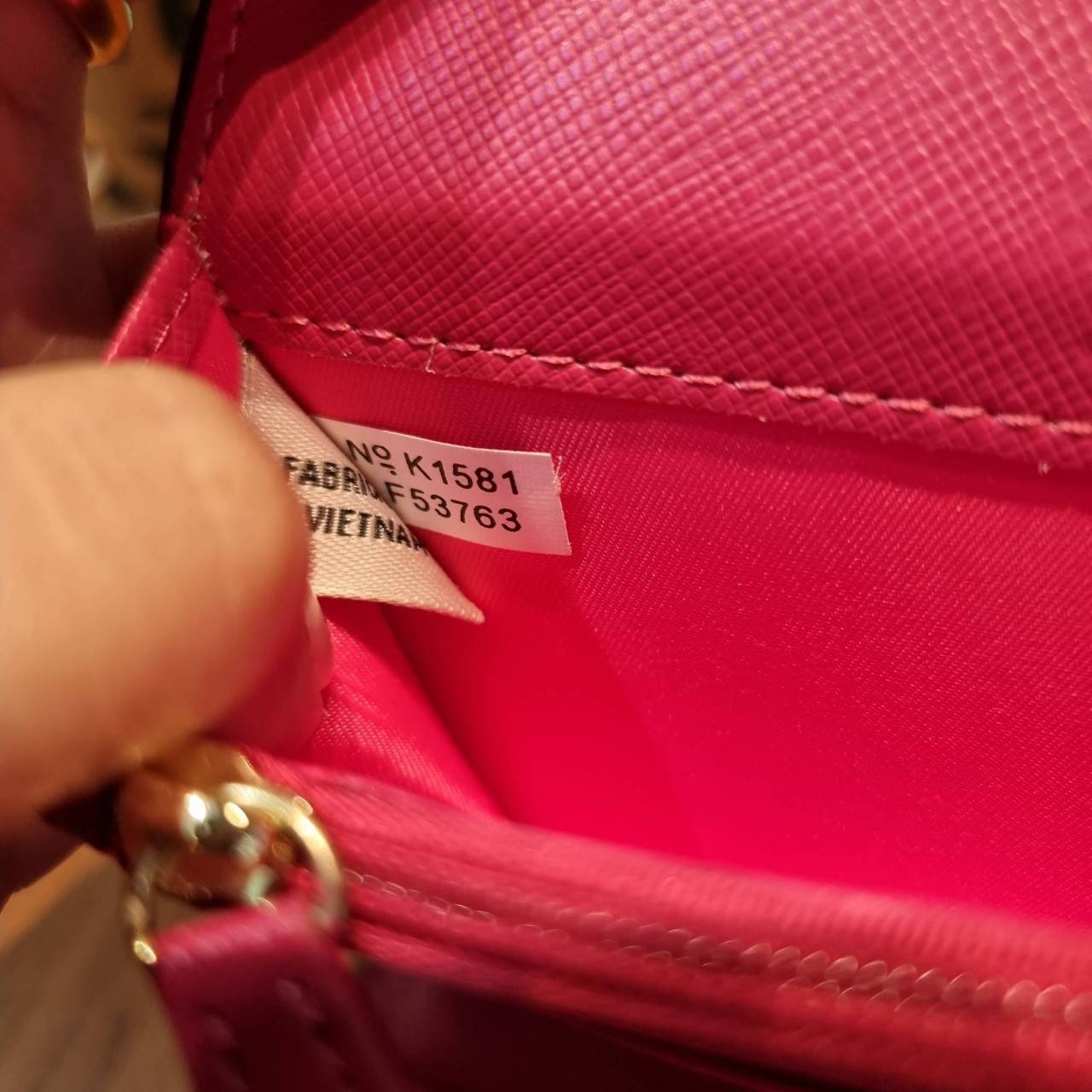 COACH F53763 TRIFOLD WALLET IN SIGNATURE กลับมาแล้วจ้า!! รุ่นขายดี!! 💓 ดีไซน์ใหม่ กระเป๋าสตางค์ใบยาว แถมที่ห้อยใส่บัตรแยกให้ (ถอดออกได้) น่ารักมากๆ ใช้งานง่าย เปิด-ปิดด้วยกระดุม ภายในใส่ธนบัตร ใส่บัตรได้เยอะ ใส่มือถือได้ไปอีก!! จุใจสุดๆ บอกเลยว่าใ