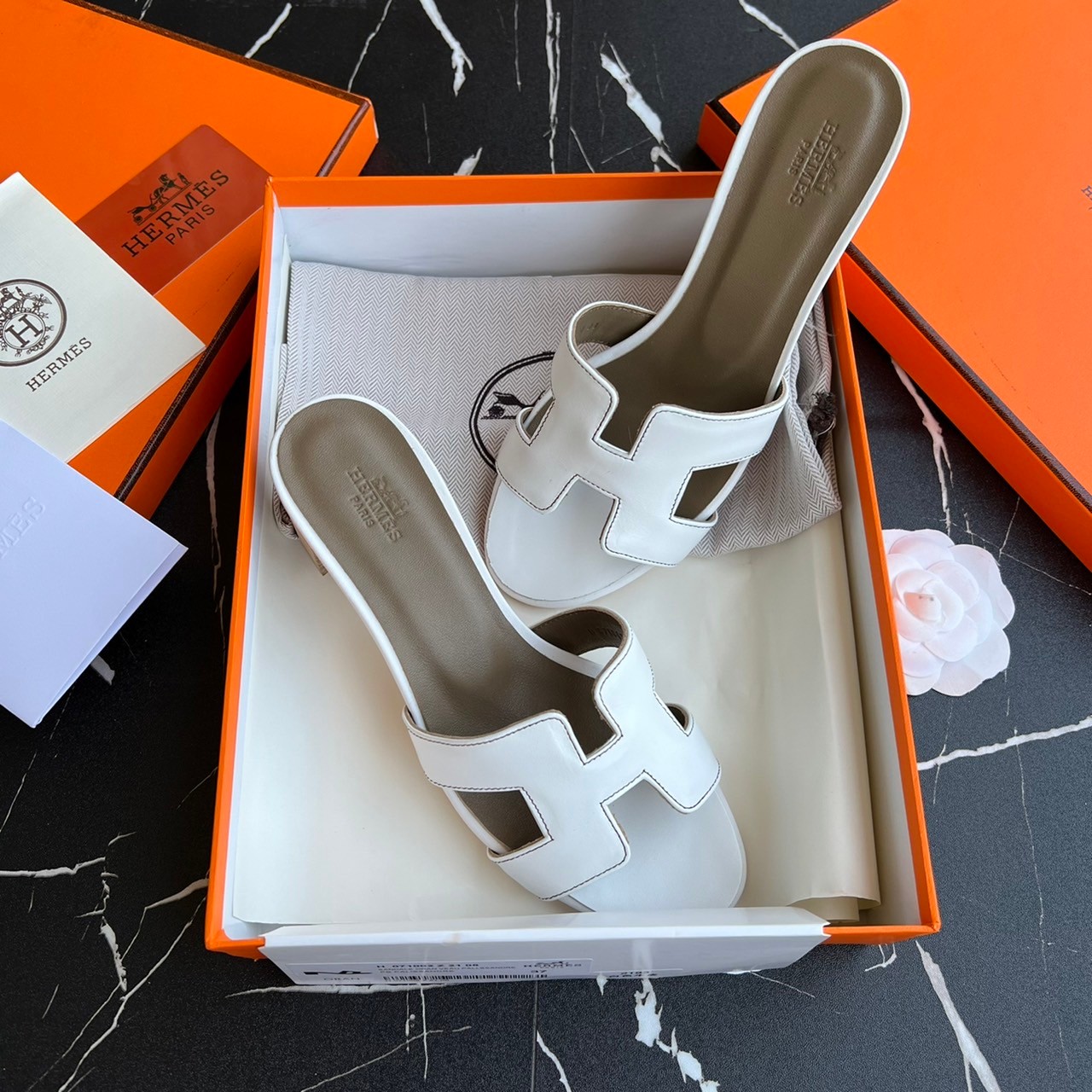 หนังแท้ Hermes sandal leather รองเท้างานสั่งตัตใช้สลับแท้ เกรดออริจินอล ตรงพื้นรองเท้าทำจากไม้รองด้วยหนังแท้ 100%