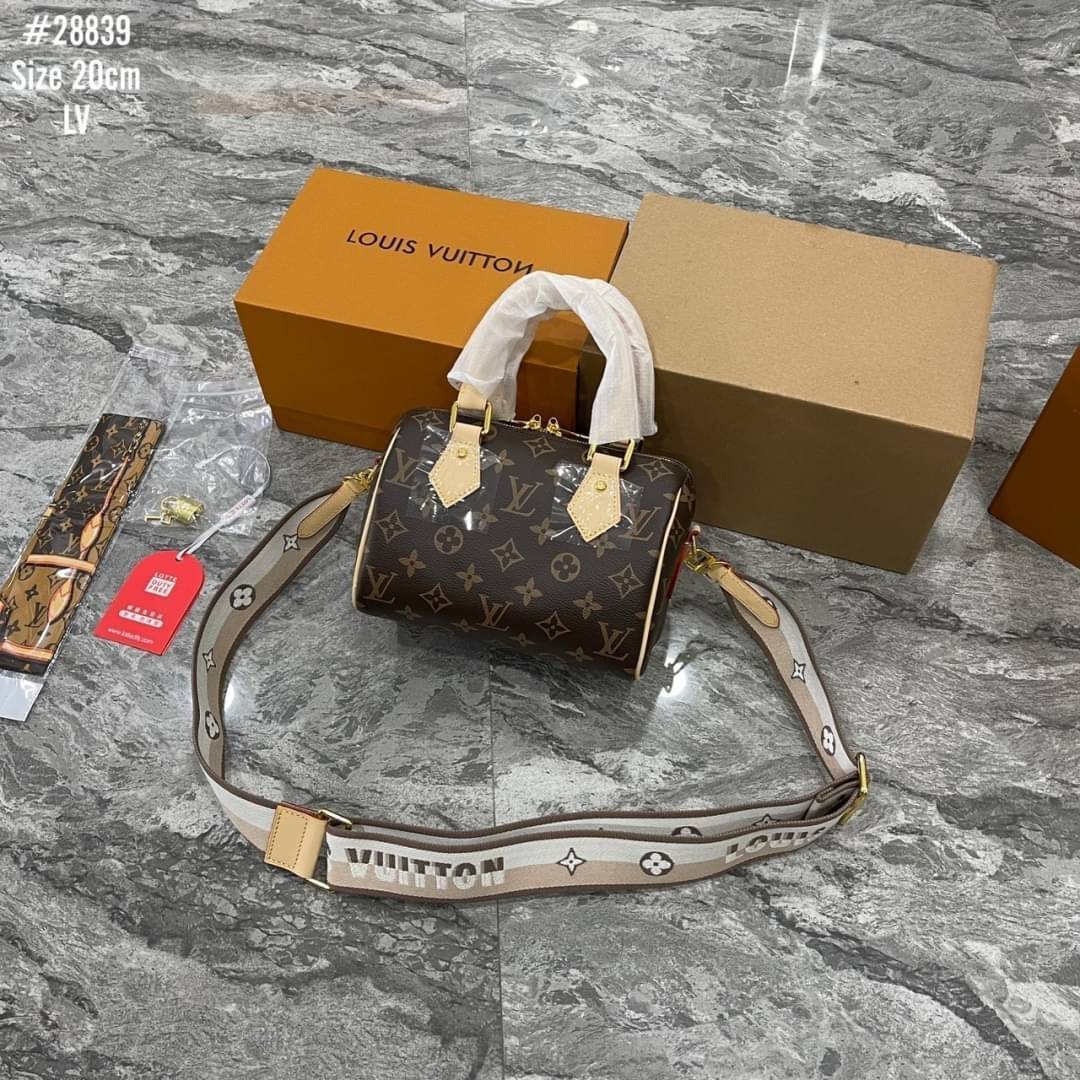 LV Speedy Bandoulière 20 Bag Monogram Canvas กระเป๋าทรงหมอนไซส์เล็กน่ารัก ดีไซน์น่าใช้มากๆ พิมพ์ลายโมโนแกรม ภายในเป็นช่องกว้าง มาพร้อมสายสปอร์ตสวยเท่ห์มาก ใบจริงสวยเกินเบอร์!! ไม่ผิดหวังจ้า