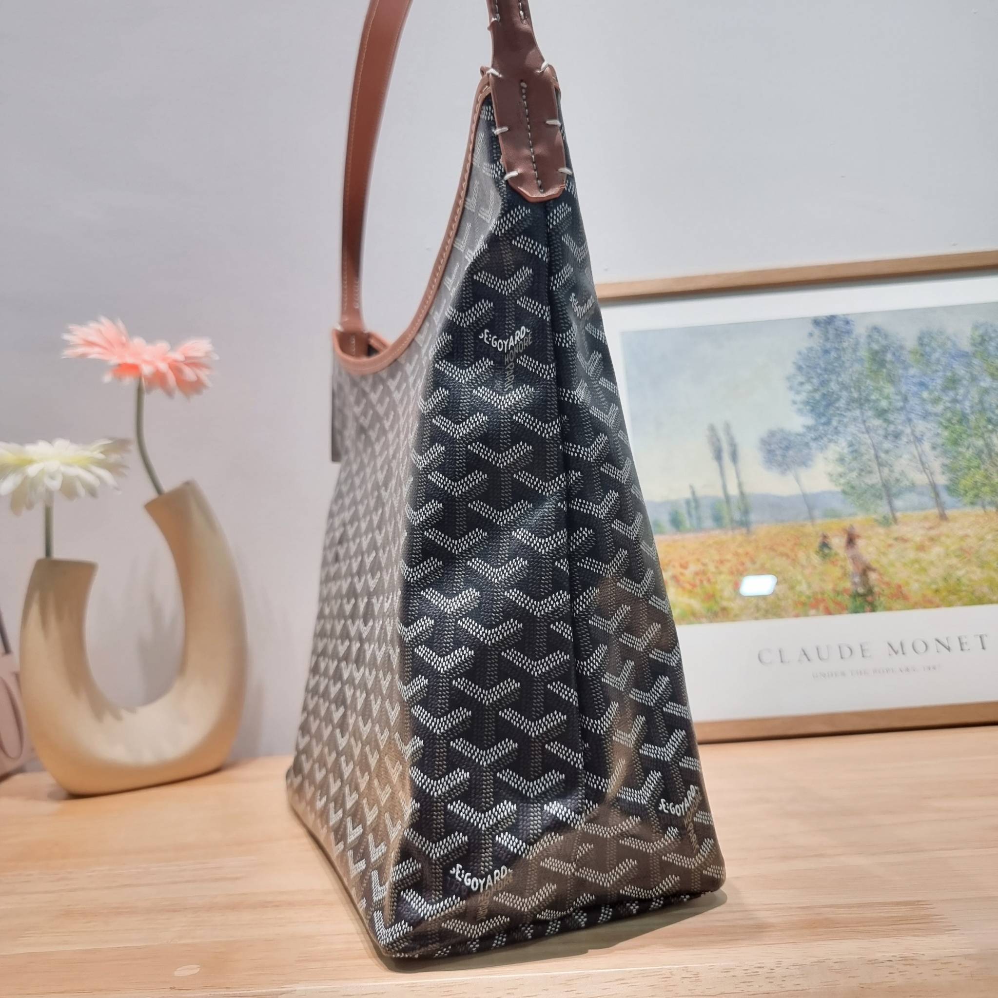 GOYARD BOHEME HOBO BAG / GOYARD HOBO กระเป๋าสะพายทรงโฮโบ ใบใหญ่จุใจ!! มาครบสีขายดี เลิศทุกสี รูปทรงคลาสสิค ดีไซน์เป็นเอกลักษณ์ วัสดุหนังแคนวาสพิมพ์ลายสวยคม ปากกระเป๋ามีซิปเปิด-ปิดกันของหล่นได้ ภายในโล่งกว้างมาก มาพร้อมสายคล้องในตัว ทนทาน สะพายสวยๆได้ทุกวั