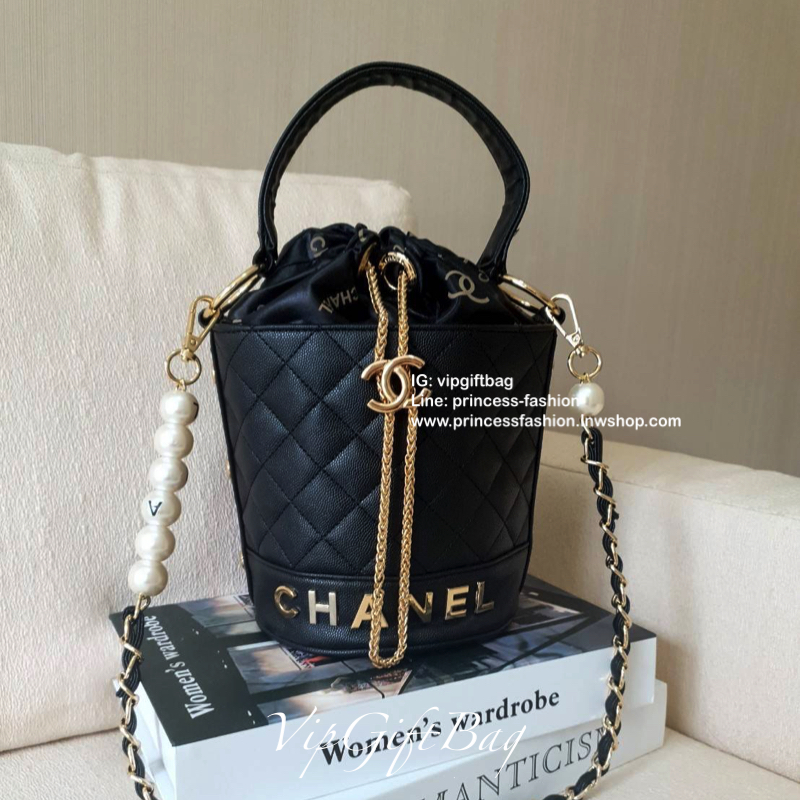 กรี้ดสลบสำหรับรุ่นนี้ งานหรูในราคาสบายกระเป๋ากับ CHANEL VIP GIFT(GWP) ของแท้ 100% จากเคาเตอร์แบรนด์ CHANEL ทรงจีบแบบกลมที่กำลังมาแรง ขนาดกำลังดี วัสดุหนัง CAVIER หูรูดโซ่อะไหล่ทอง ด้านในบุผ้าไนลอนปั้มแบรนด์ ใส่โทรศัพท์ได้ทุกรุ่น พร้อมของจุกจิก มีช่องซิปอี