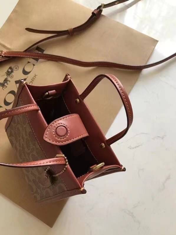 COACH MINI CASHIN TOTE ((C4828)) 💥พร้อมส่งที่ไทยรุ่นใหม่ล่าสุดค่ะ! กระเป๋าขนาดมินิ หนังแท้ หนังนิ่มสวย น่าใช้มากๆค่ะ ปากกระเป๋าแบบแม่เหล็ก ภายในสามารถใส่กระเป๋าเงินใบกลางได้;มือถือแบบตั้งได้ทุกรุ่น;ของจำเป็นจุกจิกสาวๆได้หลายอย่างนะคะ;พร้อมช่องเสีย