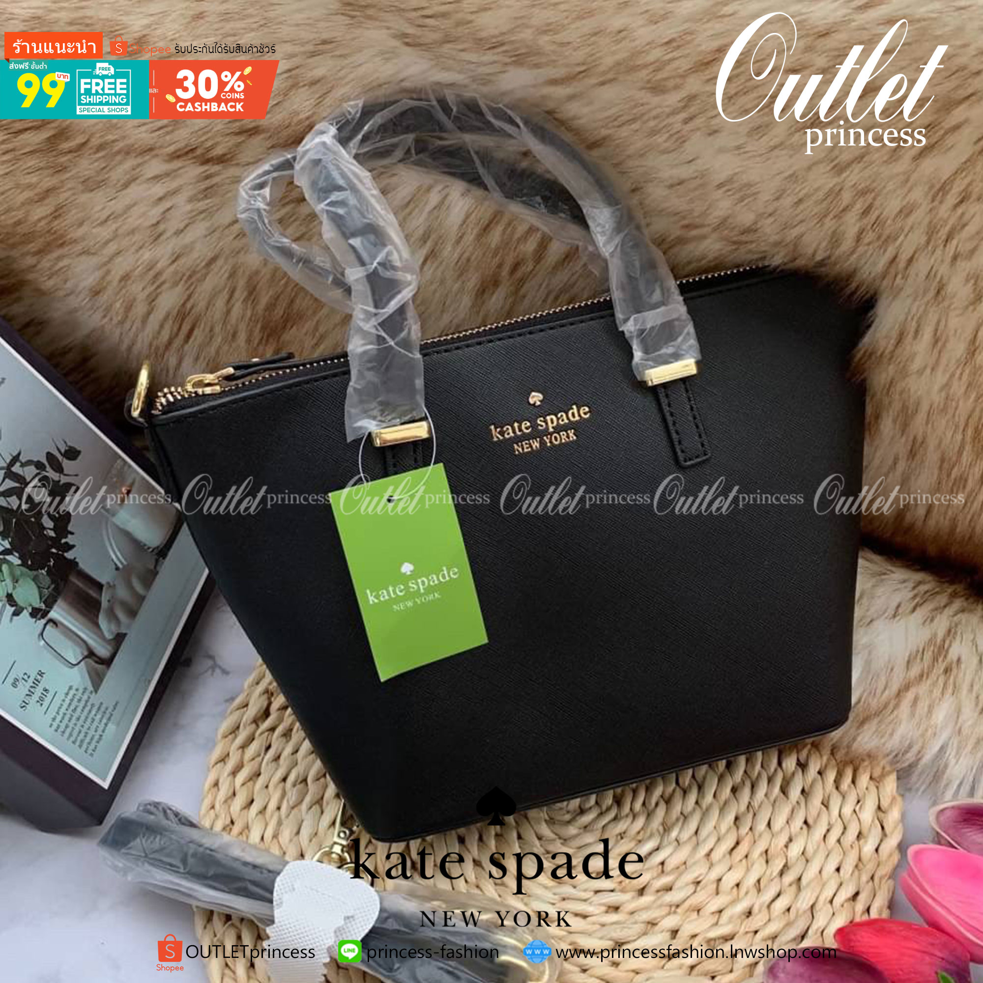 ของแท้ 💯% Kate Spade New York Cross Body Bag กระเป๋าถือหรือสะพาย หนัง Saffiano ภายในมีช่องซิปและช่องเล็ก มีหมุดรองฐานกันรอย 4 มุม อะไหล่ทองทั้งใบ ขนาดกำลังดี ใส่กระเป๋าสตางค์ยาวได้ค่ะ