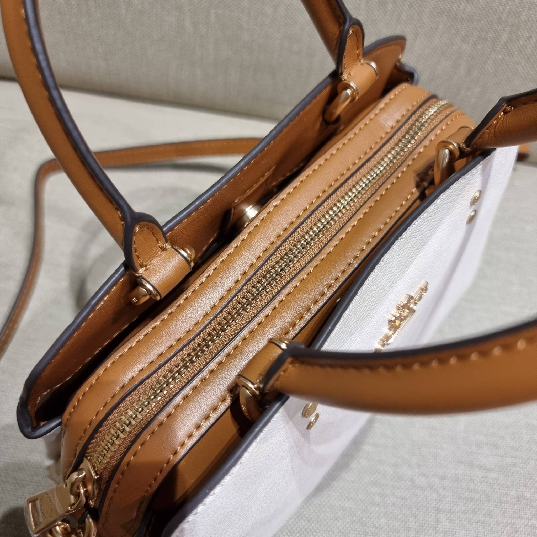 COACH C627 MINI LILLIE CARRYALL IN BLOCKED SIGNATURE CANVAS สีใหม่ล่าสุด กับรุ่นที่สุดของความขายดี คอลยอดฮิตโทนสีลูกคุณ!! กระเป๋าสะพายทรงสวย ที่ดีไซน์ออกมาให้ใช้งานง่าย สะดวก สวย หรู ดูดี!! วัสดุหนังแคนวาสเคลือบลาย มาพร้อมสายสะพายข้างและหูจับในตัว ถอดออกถ