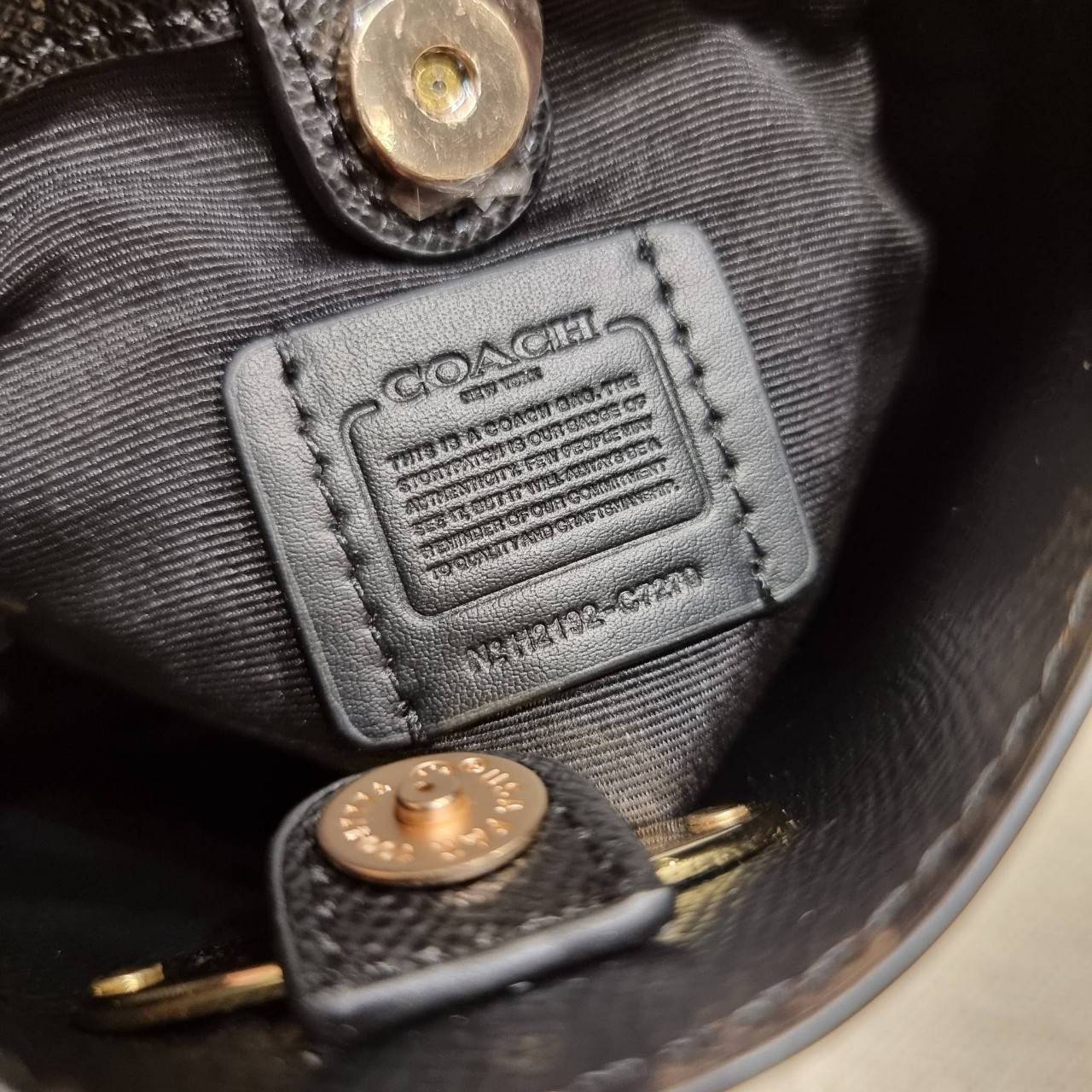 COACH MINI TOWN BUCKET BAG IN SIGNATURE CANVAS WITH VINTAGE MINI ROSE PRINT ((7270 7268 7267)) คอลเลคชั่นใหม่ล่าสุด!! น้องสาวคนสวยมาแล้วจ้า สดใสต้อนรับเทศกาลคริสต์มาส 🎅🎄 กระเป๋าบัคเก็ต ไซส์มินิ ใบจริงน่ารักม้าก!! น่าใช้แบบที่สุด วัสดุหนังแ