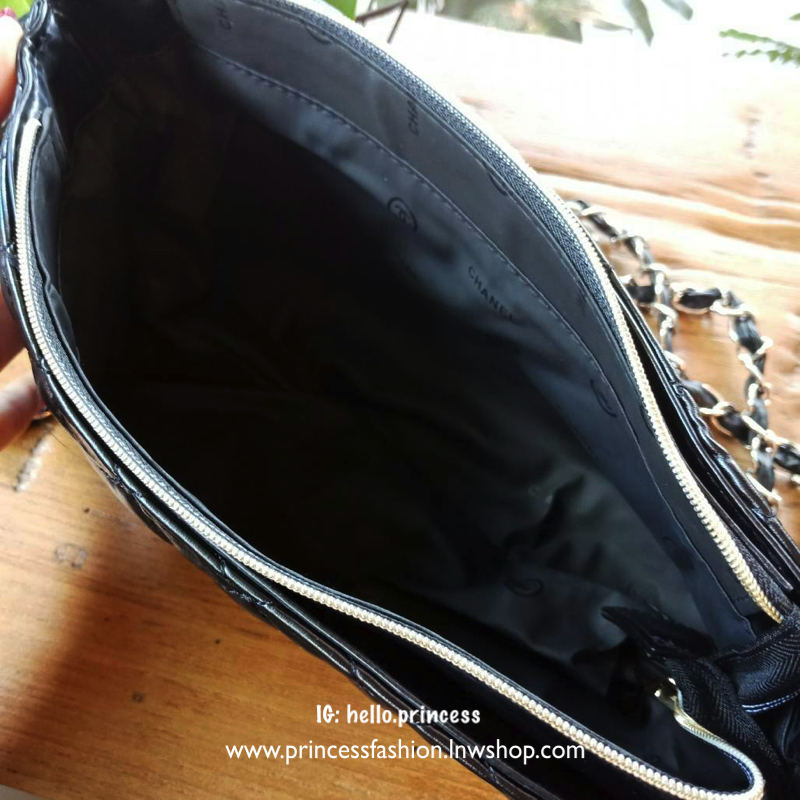 ล็อตใหม่!! อะไหล่เงิน **สวยหรู New Arrival 2018!!! Chanel Cosmetic Cluth Bag With Chain กระเป๋าทรงสวยหรู จาก Chanel Cosmetic Counter VIP Gift วัสดุหนังสังเคราะห์ PU เต็มใบ เปิดปิดด้วยซิปปั้มหัวซิปแบรนด์ ซับในสกรีนโลโก้ ภายในกว้างใส่กระเป๋าสตางค์ใบยาว ipho