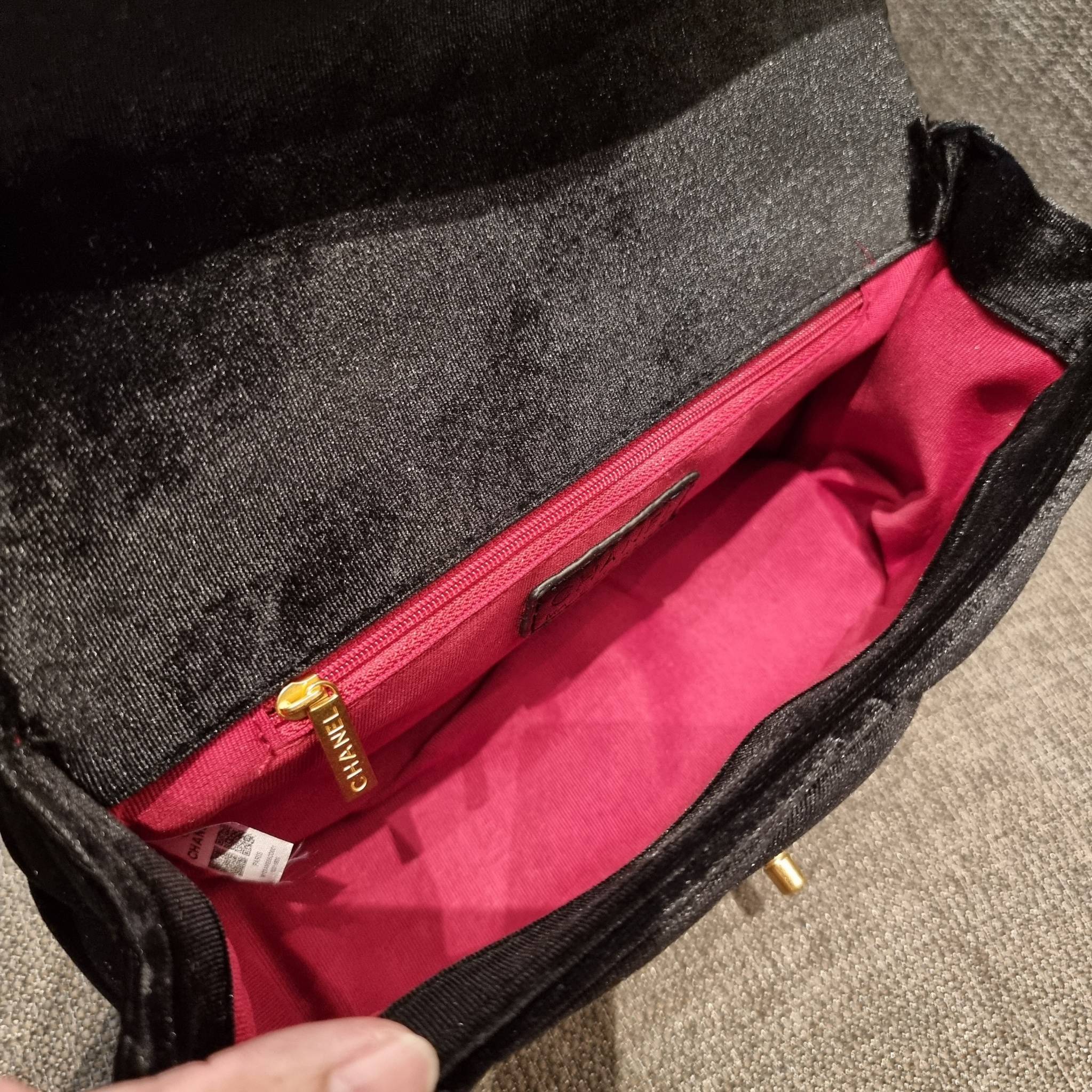 ไม่มองไม่เหลียวไม่ได้แล้ว!! ความหรูที่โดดเด่นจากผ้ากำมะหยี่ สร้างดีเทลผู้ดี ลูกคุณมากๆ Chanel vip boutique กระเป๋าสะพายจาก duty free ในราคาสุดประหยัด!! ดีไซน์เลิศ ตกแต่งด้วยโซ่ทูโทน ลงตัวแบบไม่มีที่ติ เปิด-ปิดด้วยตัวบิดล็อค ภายในโล่งกว้าง ใส่กระเป๋าสตางค์