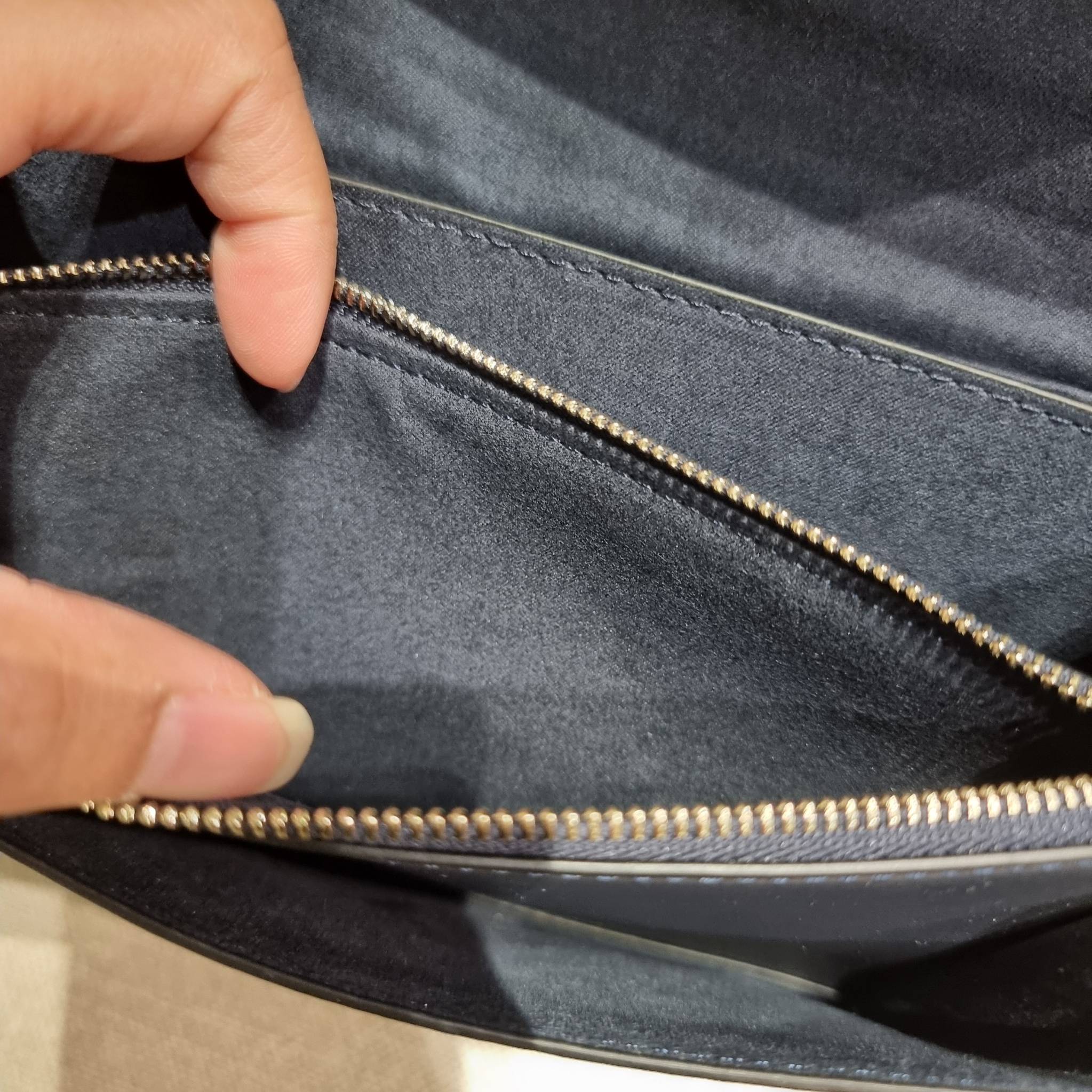 COACH C9230 KLARE CROSSBODY IN SIGNATURE CANVAS WITH FLORAL EMBROIDERY น้องใหม่คอลล่าสุด กับกระเป๋าสะพายข้าง โทนสีละมุนลูกคุณหนู ดีไซน์ปักดอกไม้เพิ่มลูกเล่น ให้ดูแพง วัสดุผนังแคนวาสสลับหนังแท้ สายสะพายโซ่สลับหนัง สะพายยังไงก็ขับผิว เปิด-ปิดด้วยกระดุมแม่เห