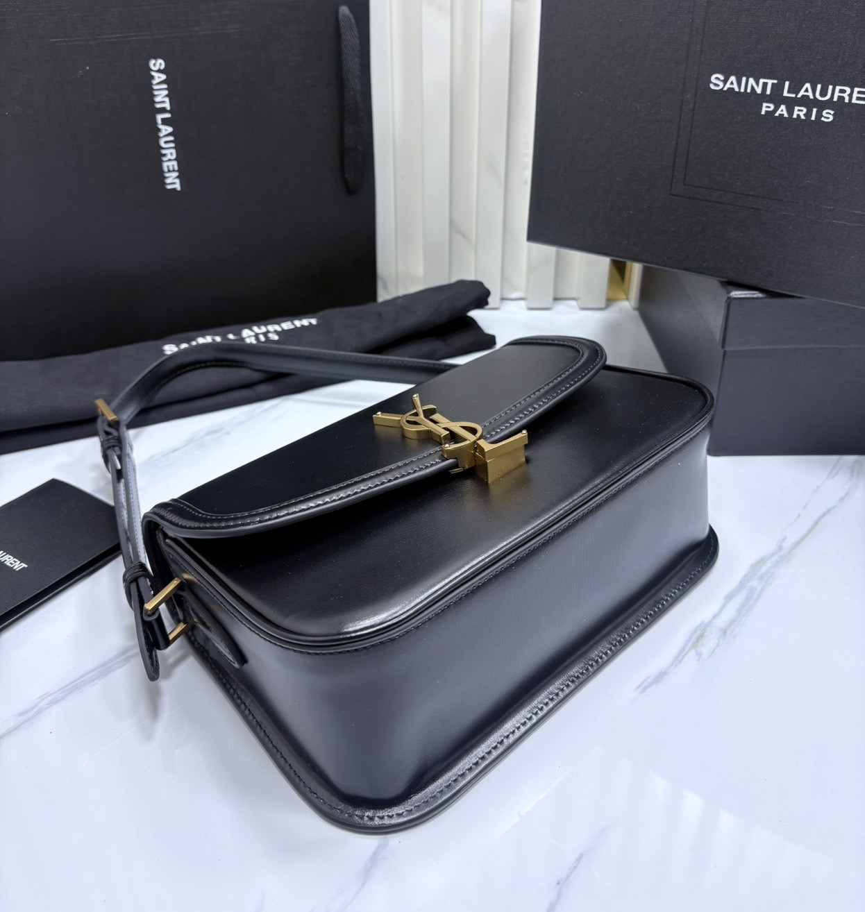 ORI หนังแท้ | YSL Solferino Large Bag / YSL Hobo Bag กระเป๋าสะพายไหล่ทรงกล่องเรียบหรูดูแพง โดดเด่นด้วยตัวปิดโลโก้ YSL ดีไซน์โค้งมนแตกต่างจากรุ่นดั้งเดิมดูหราหรามากขึ้น สายสะพายปรับได้ ช่วยให้จัดแต่งทรงได้ตามใจชอบ