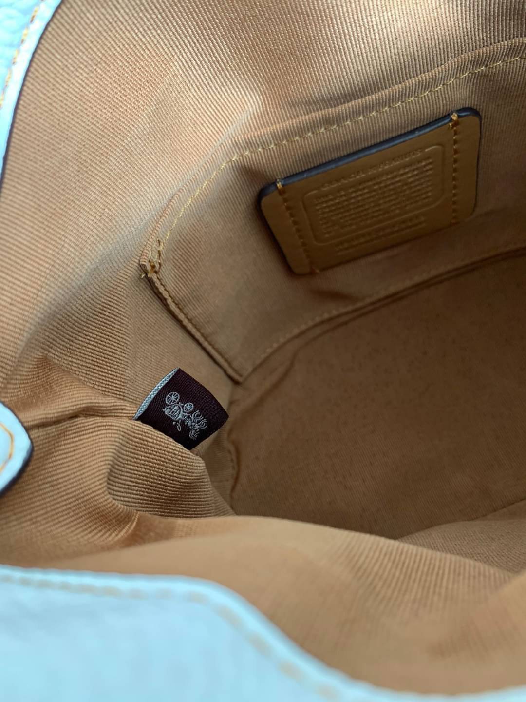 COACH C4113 - COACH X PEANUTS ADDIE CROSSBODY IN SIGNATURE CANVAS WITH VARSITY PATCHES พร้อมส่งทันที่! ลิมิเตทจาก Coach x Peanuts ที่รังสรรค์ลวดลายการ์ตูนลงบนกระเป๋าได้ซุกซนน่ารักดีมากๆค่ะ