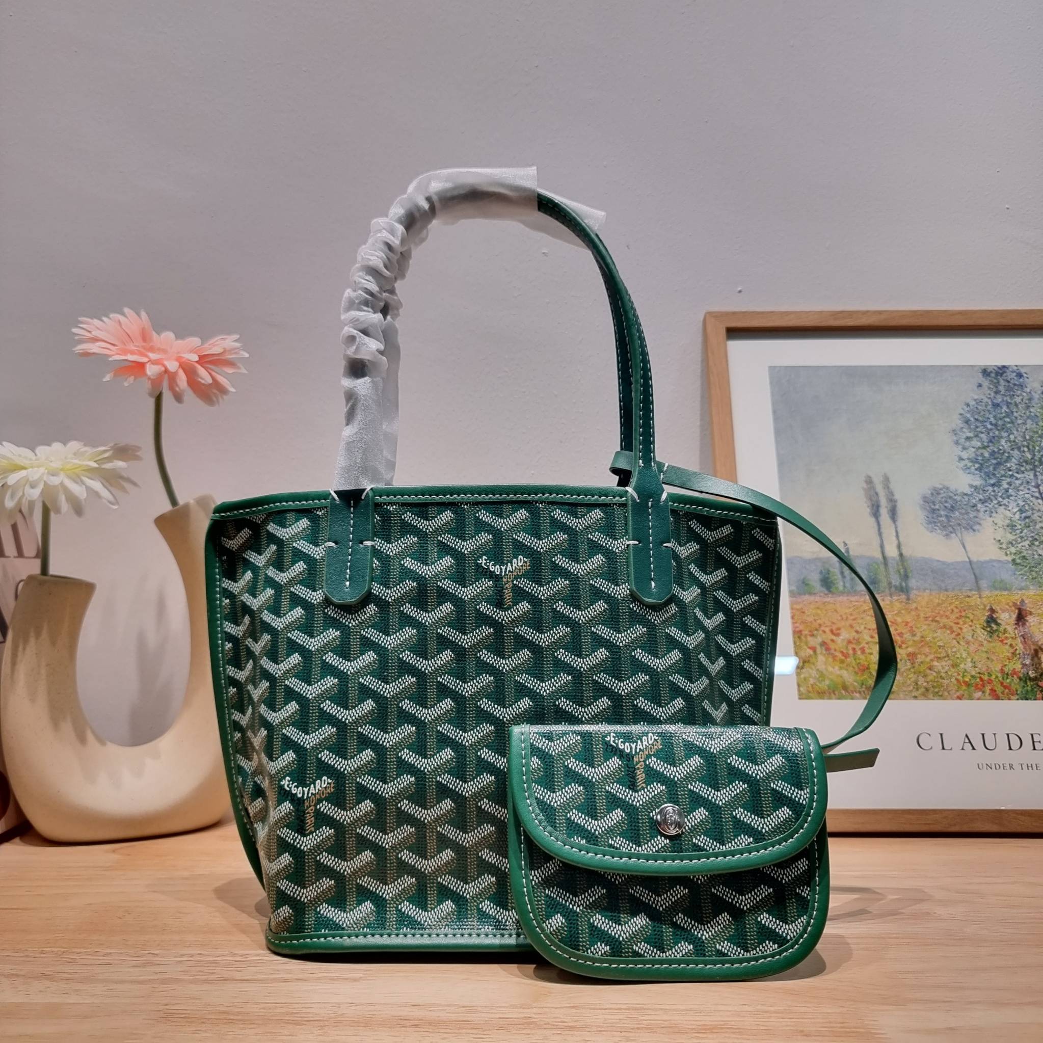GOYARD MINI ANJOU REVERSIBLE TOTE ฮอตไอเท็ม กับกระเป๋าสะพายทรงโท้ท ไซส์มินิ กะทัดรัดมาก มาครบสีขายดี เลิศทุกสี รูปทรงคลาสสิค ดีไซน์เป็นเอกลักษณ์ ใช้งานได้หลากหลาย สามารถกลับด้านใช้ได้แบบไม่มีเบื่อ