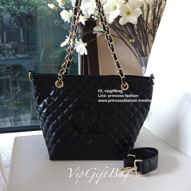 Chanel Tote & Shopping Bag กระเป๋าสะพายทรง Shopping Bag พรีเมี่ยมกิ้ฟ Limited Edition ของแท้ 100% นำเข้าจาก Chanel Perfume Counter ใบใหญ่วัสดุหนัง PU ประดับโลโก้ CC สุดคลาสสิค ซับใน Polyester 100% เปิดปิดด้วยกระดุมแม่เหล็ก จุสุดๆ สามารถใส่เอกสารA4หนังสือ 