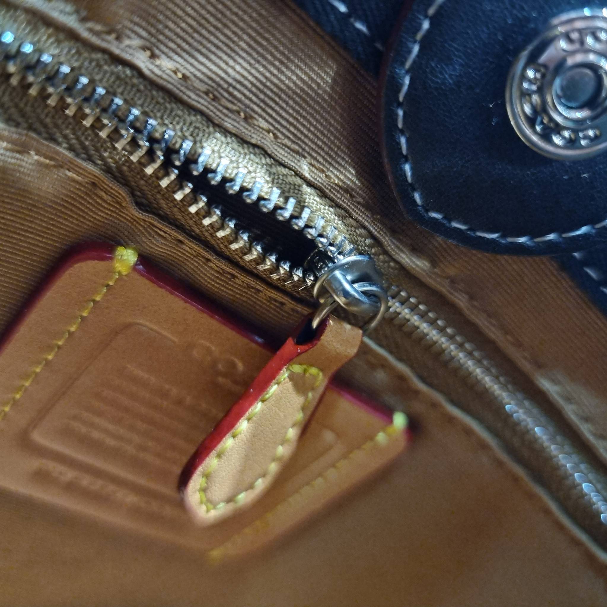 COACH CG091 FIELD TOTE 22 IN SIGNATURE DENIM คอลเลคชั่นใหม่ สีหายาก กับกระเป๋าทรงโท้ท ไซส์กำลังสวย ดีเทลปั๊มผิวเต็มใบ ดูดี มี texture