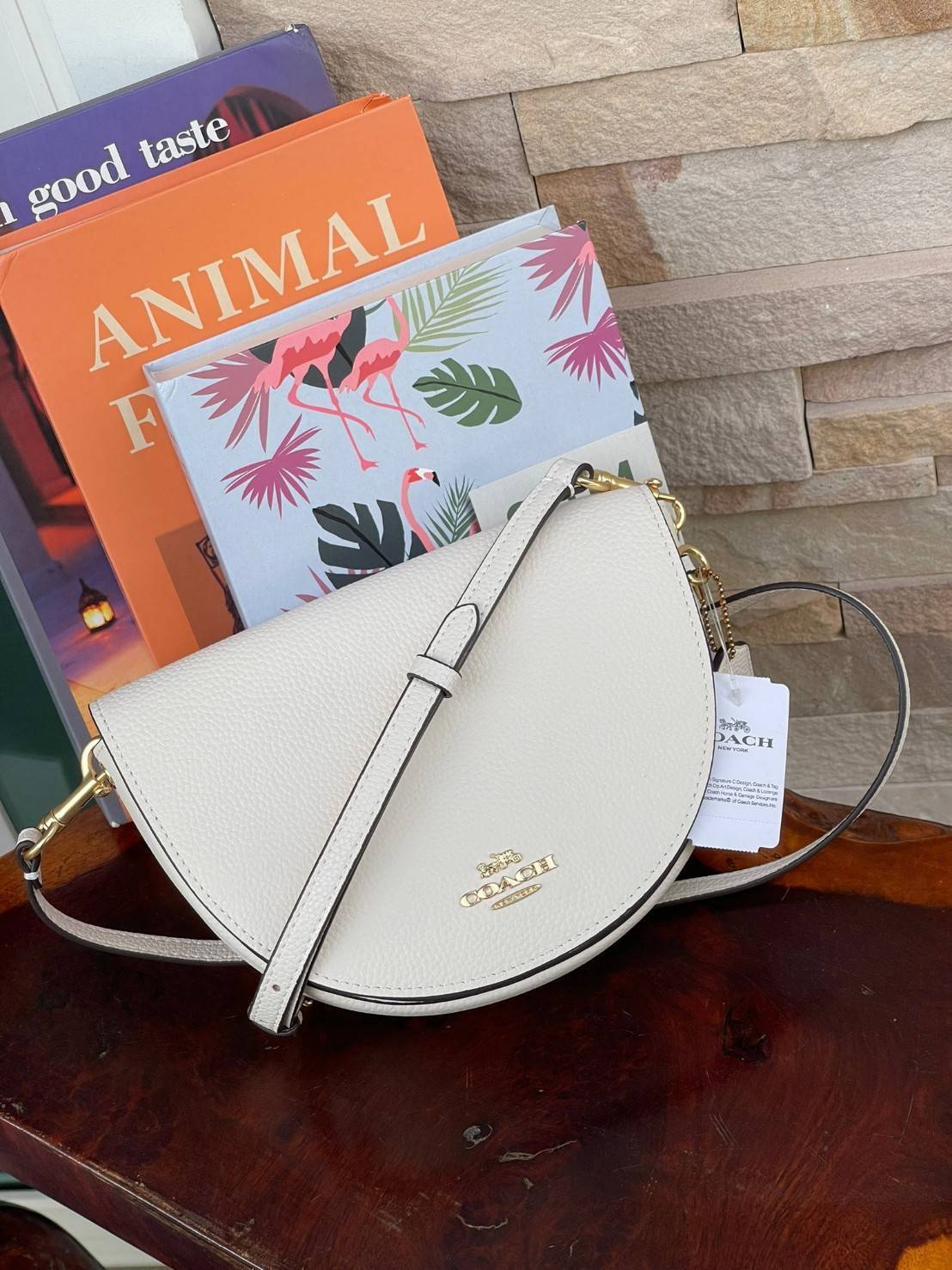 พร้อมส่งที่ไทยครบทั้ง6สีค่ะ 😘 Coach Ellen Crossbody In Signature ((C1432)) กระเป๋าทรงฮาฟมูนรูปทรงคลาสสิก ออกแบบให้มีลักษณะโค้งมน ไม่ดูเป็นทรงแข็งจนเกินไป ดีไซน์และสีของกระเป๋ายังเรียบง่าย เข้าได้กับทุกชุด สะพายครอสบอดี้ร์//สะพายข้าง หรือถือแบบคลัท