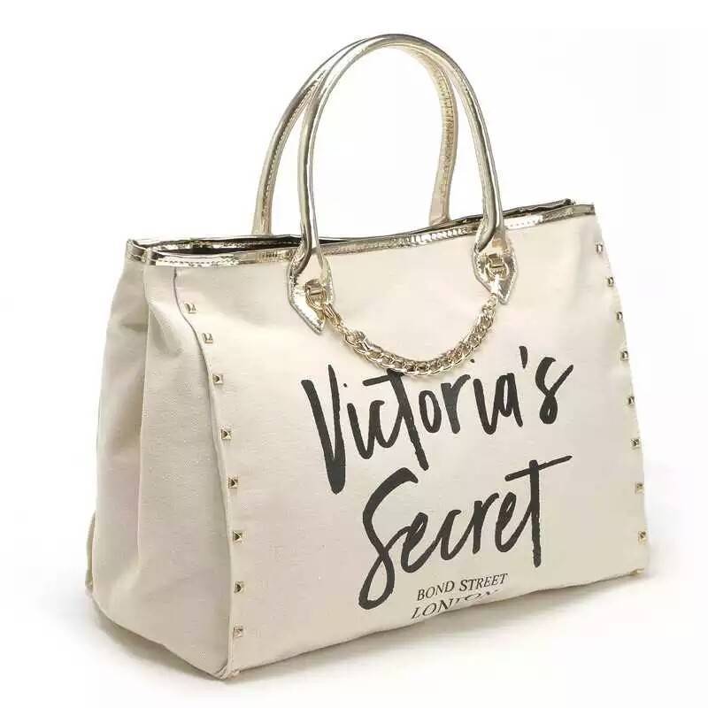 Victoria's Secret Canvas tote bag New Arrival กระเป๋าถือหรือสะพายทรง tote size L ใบใหญ่จุใจ วัสดุ Canvas หนา ด้านหน้าประดับโซ่ทอง สลับหนัง พร้อมสกรีนแบรนด์ Victoria's Secret และ ประดับหมุดด้านข้างเท่ๆห์เพิ่มดีเทล ปรับใช้ได้สองทรงค้า ภายในกว้างมี