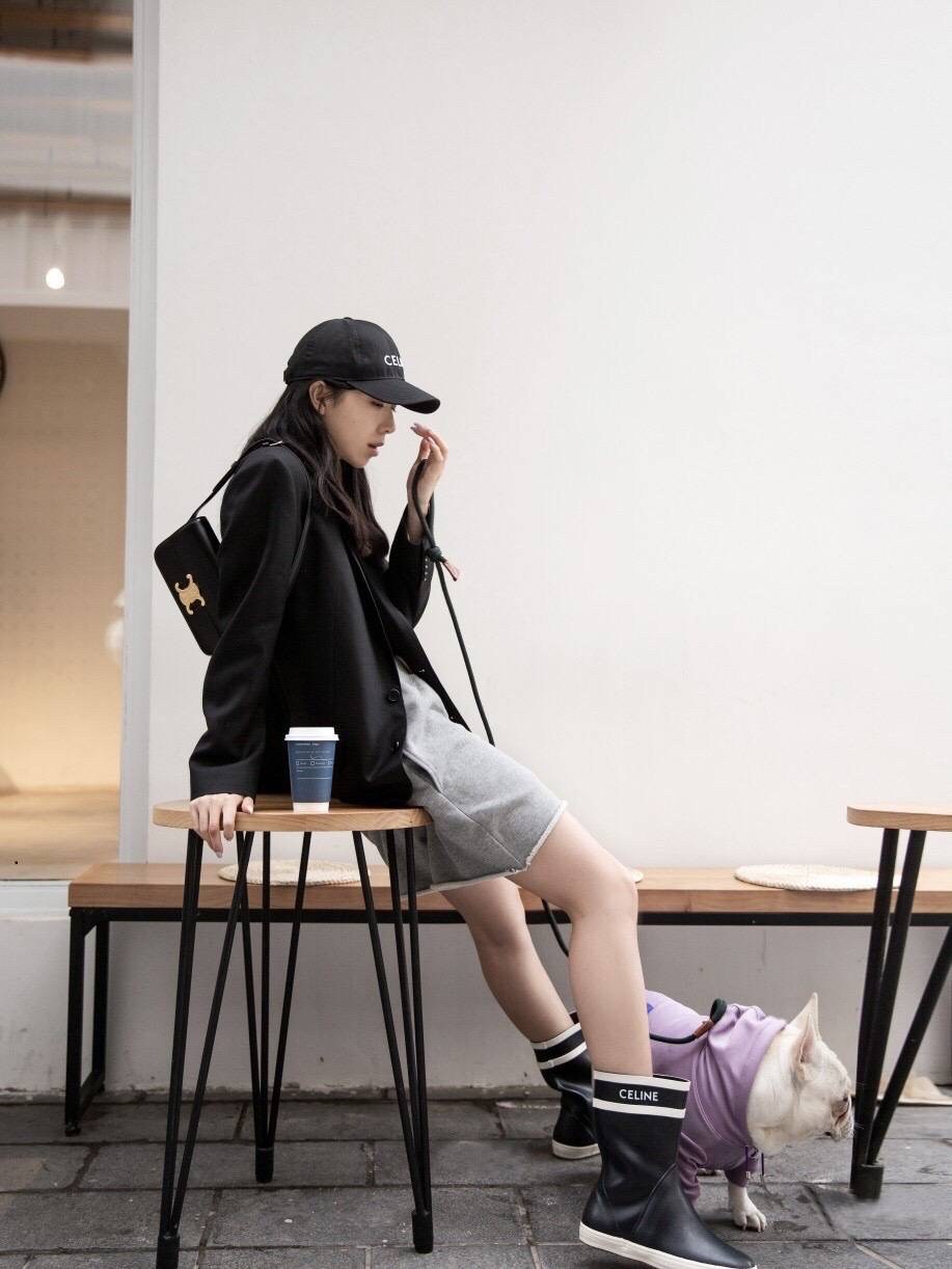 พร้อมส่งที่ไทยแล้วกับ CELINE TRIOMPHE SHOULDER BAG หนังทั้งใบลายสวยหรู ด้านในเปิดด้วยด้วยที่บีบโลโก้อะไหล่ทอง จุของได้กำลังดี ใส่โทรศัพท์ กระเป๋าสตางค์ใบสั้น ของจุกจิกได้ เหมาะกับสาวๆในวัน