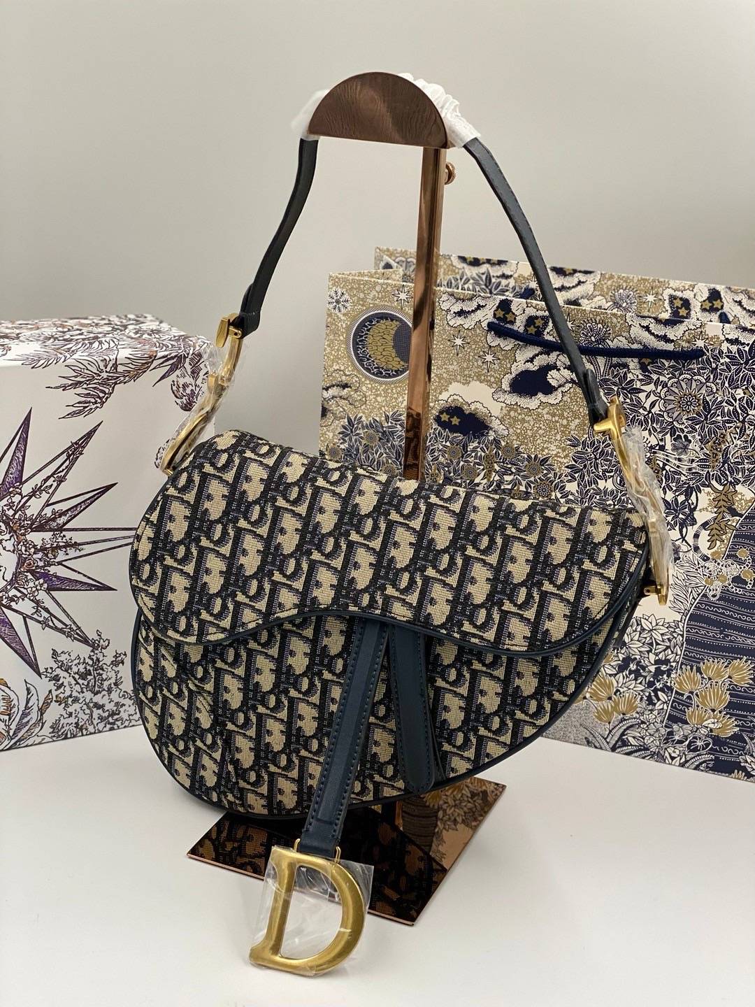 ORI หนังแท้ | DIOR Saddle bag with shoulder strap Oblique jacquard fabric in blue กระเป๋าถือ/สะพายทรงอานม้า รุ่นยอดนิยมที่มีเอกลักษณ์สวยงามเหนือกาลเวลา งานผ้าแจ็คการ์ด ลูกเล่นห้อยด้วยตัวอักษร D ตรงหูหิ้วมีกิมมิค CD สวยหรูดูแพง