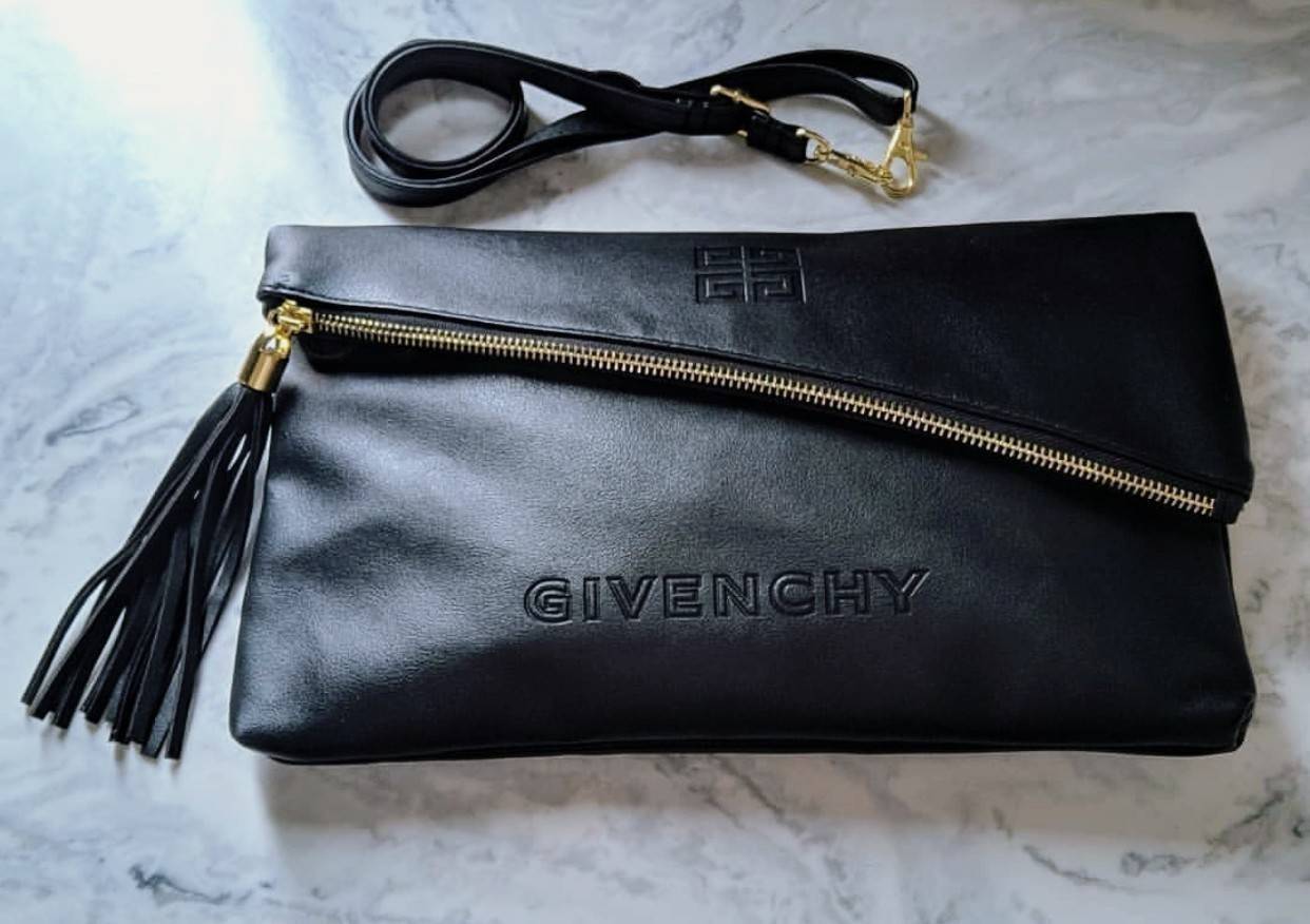 Givenchy Parfums Black Leather Clutch Gift With Purchasd From Givenchy Counter (GWP) กระเป๋าสะพายหนังนิ่มเรียบสีดำเเบบสวยดูดี เปิดปิดด้วยซิปอะไหล่ทอง หัวซิปประดับพู่ ด้านหน้ามีโลโก้ ภายในมีช่องเล็ก รุ่นนี้ใส่ ipad กระเป๋าสตางค์ มือถือ ของจุกจิกได้เยอะ ซับ