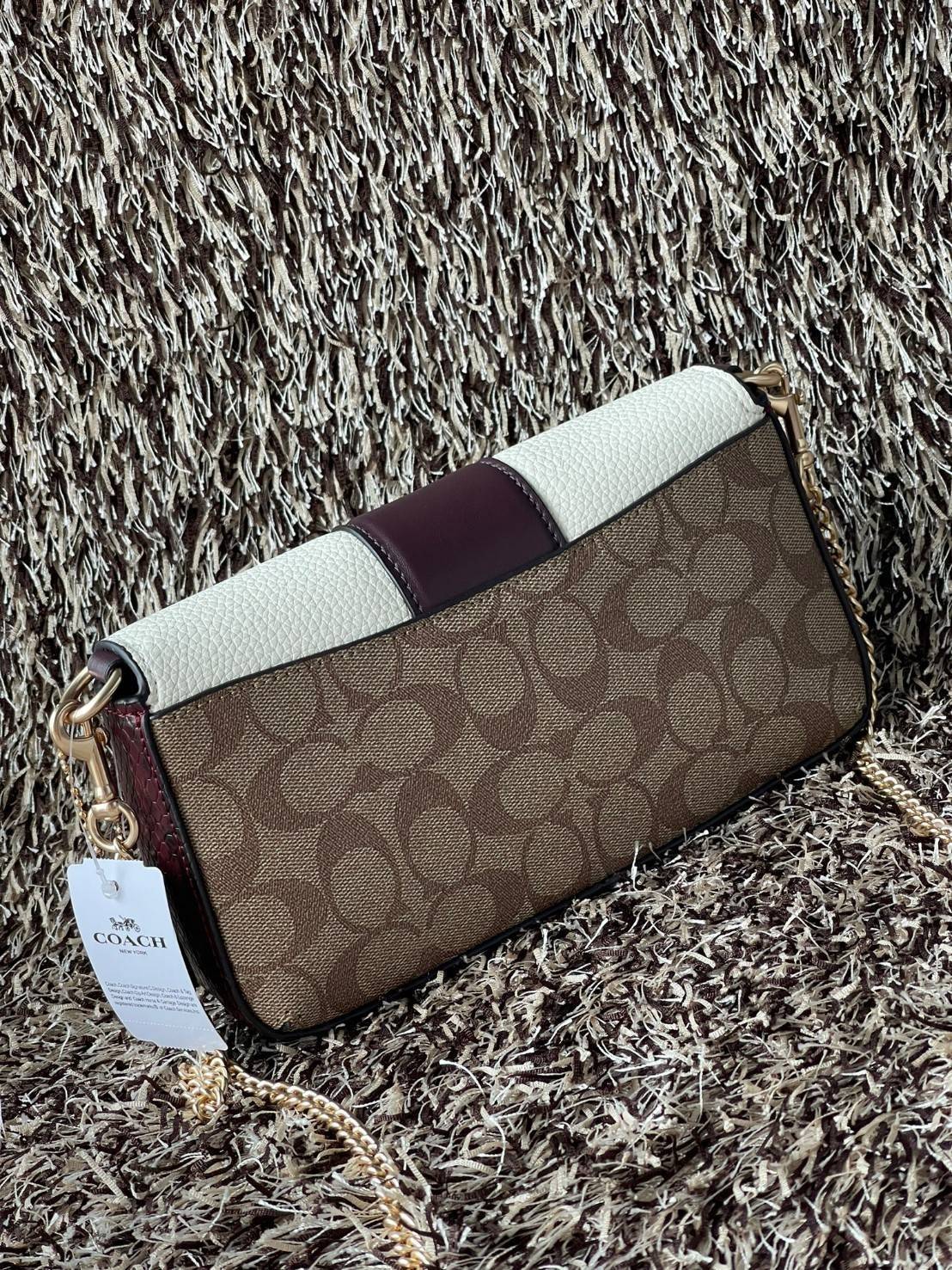 Coach grace series carriage logo handbag slingbag shoulderbag F2232 กระเป๋ามาพร้อมดีไซน์ที่ดูหรูหรา มีเอกลักษณ์เป็นที่จดจำได้ง่าย รวมถึงมีสีสันให้เลือกหลากหลายจึงครองใจสาว ๆ ได้ไม่ยาก โดยกระเป๋าออกแบบให้มีลักษณะเป็นกระเป๋าสะพายไหล่ทรงเหลี่ยมสุดคลาสสิก ที่