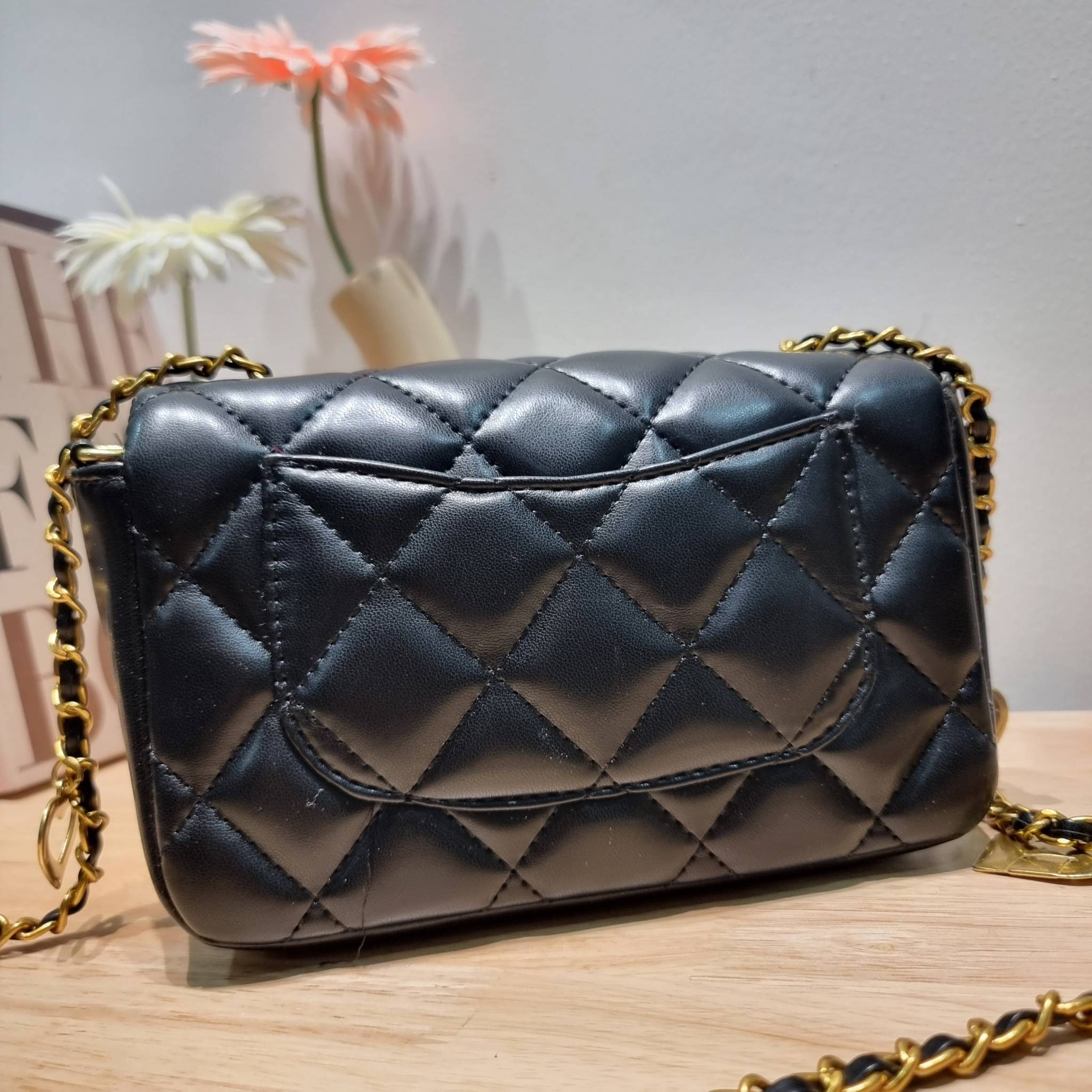 CHANEL GIFT SET สุดหรูชวนให้สะสมส่งท้ายปี กับไอเท็มลิมิเต็ดและ best seller พร้อมเสิร์ฟครบชุด สุดคุ้ม มาพร้อมกระเป๋าสะพายถึง 2 ใบ เด็ดทั้งคู่ๆ วัสดุหนังวัว และยังไม่พอ มีกระเป๋าสตางค์แถมให้ไปอีก 1ใบ สวยครบจบในเซ็ทเดียว!!