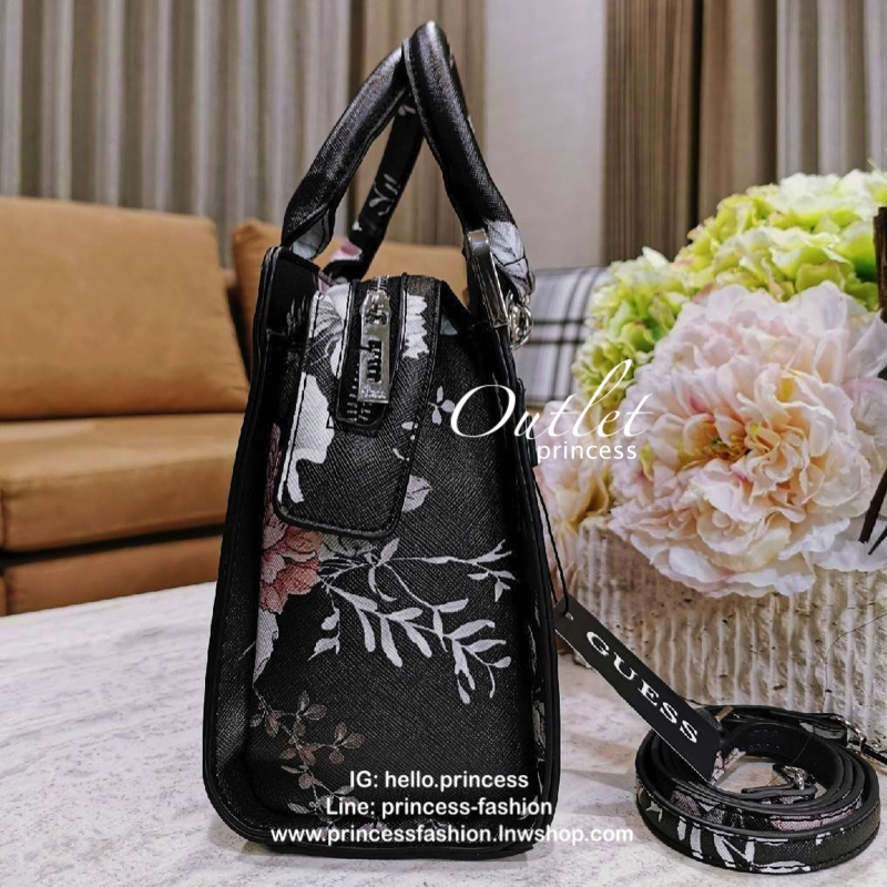 GUESS WOMAN CROSS BODY BAG กระเป๋าถือ/สะพายรุ่นใหม่ล่าสุดจาก GUESS FACTORY หนังสวยอยู่ทรงแข็งไม่ย้วย ขนาดกำลังดี น้ำหนักเบาด้านหน้าประดับโลโก้แบร์นพร้อมอะไหล่เงินที่หูหิ้วและมุมขอบกระเป๋าเพิ่มดีเทลเก๋ หูจับเเข็งแรงพับลงได้ เปิดปิดด้วยซิปสะดวกใช้ ภายในมีโล