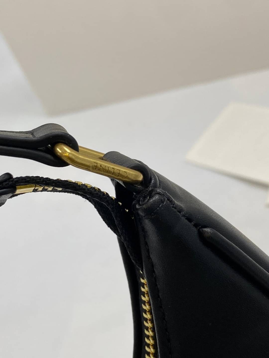 CELINE AVA TRIOMPHE SOFT BAG IN TRIOMPHE CANVAS AND CALFSKIN / CELINE SHOULDER BAG รุ่นใหม่ล่าสุดดีไซน์สวยหรู หนังสวยอยู่ทรง ภายในโล่งกว้างและจุสามารถใส่มือถือ กระเป๋าสตางค์ ของใช้ได้เยอะ