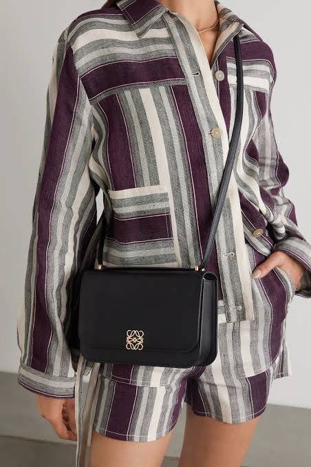 Medium : LOEWE Goya anagram leather shoulder bag กระเป๋าทรง GOYA รูปทรงกล่องอันคลาสสิกที่มาพร้อมรายละเอียดอันน่าค้นหา พร้อมด้วยโครงสร้างที่เปี่ยมไปด้วยสเน่ห์น่าค้นหา มีช่องใส่ของขนาดกว้างและเป็นทรงทำให้การจัดการสิ่งของต่างๆ ของสาวๆ นั้นง่ายดายมากยิ่งขึ้น 