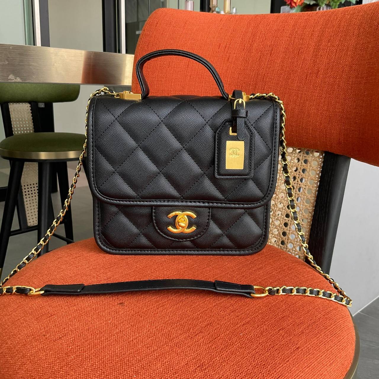Chanel Handle Flap bag / Chanel Caviar Quilted Sweet handle Flap bag กระเป๋าทรงสะพายข้าง ที่กำลังมาแรงมาในตอนนี้ ตัวกระเป๋าเป็นหนังลายคาเวียร์สวยหรูมาก