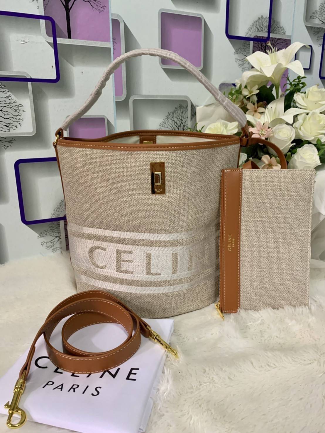 VIP 🥂 CELINE TEXTILE BUCKET BAG VIP / Celine Bucket Bag Beige / Tan วัสดุ Textile Canvas & CalfSkin ดีไซน์ทรง Bucket มาพร้อม Clutch ใบเล็กเข้าชุด ซื้อ 1 ได้ถึง 2 เป็นอีกหนึ่งรุ่นฮิตกันมาก งานสะไตล์วินเทจ ขนาดกำลังดี ผ้าเนื้อหนาค่ะ งานสวยตั้งอยู่ทร