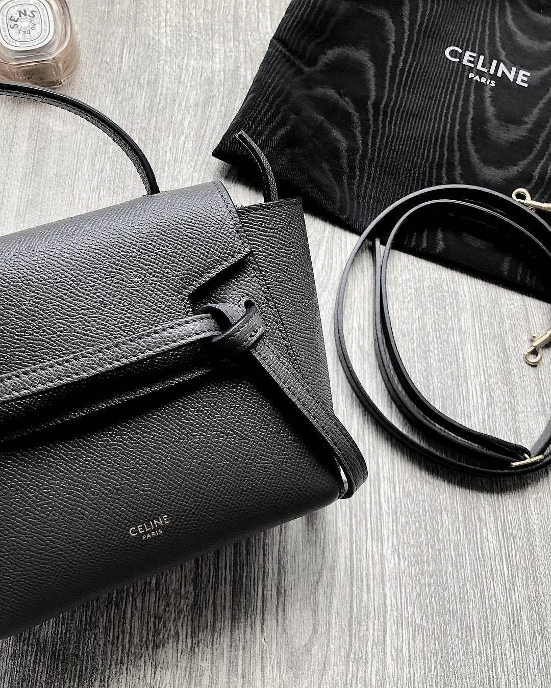 CELINE HANDLE AND CROSSBODY BAG VIP GIFT WITH PURCHASE (GWP) กระเป๋าถือและสะพายพรีเมี่ยมกิ๊ฟ Limited Edition จาก CELINE HAUTE PARFUME DUTYFREE COUNTER หนัง Saffiano ดีไซน์ยอดนิยมหนังสวยอยู่ทรงดูแลรักษาง่าย เปิดปิดด้วยฝาปิด Belt ด้านหน้ามีโลโก้แบรนด์ภายในโ
