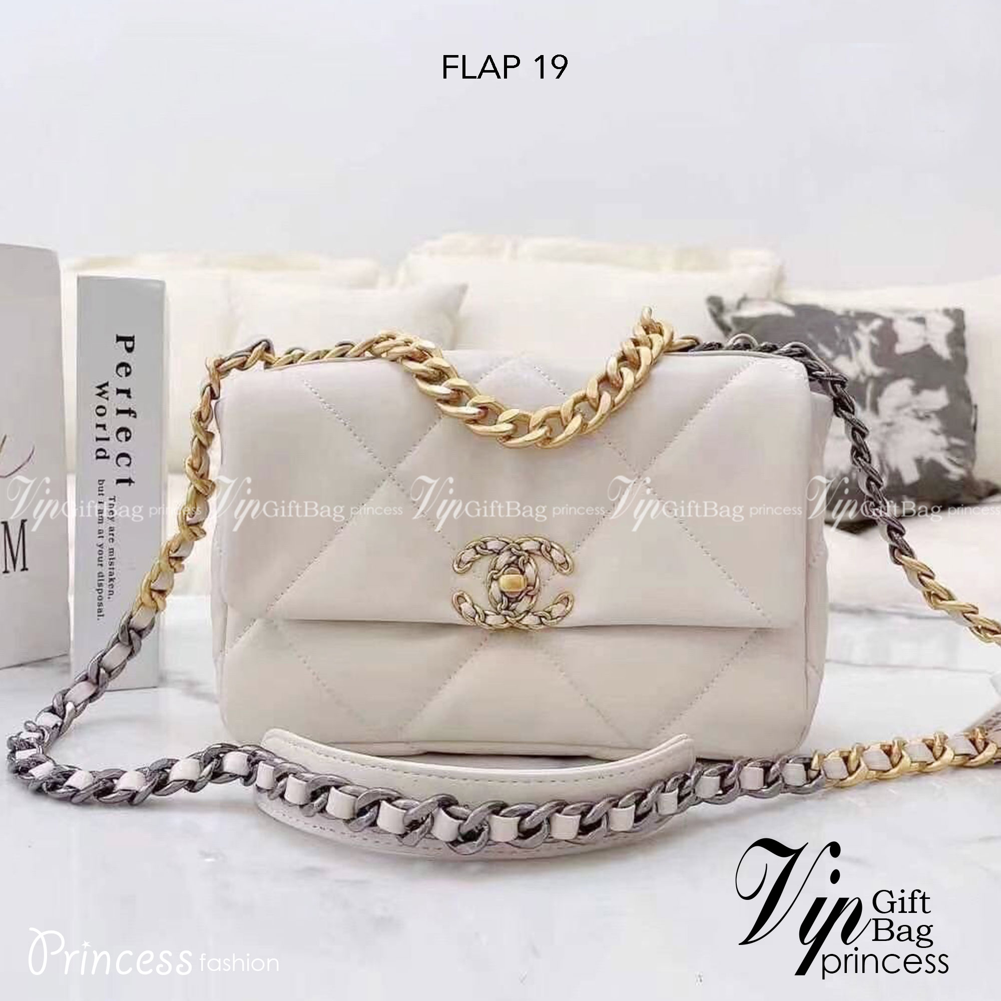 CHANEL 19 FLAP BAG กระเป๋าสะพายทรงคลาสสิค หนังนิ่ม เงาขึ้นรูปสวย ดีไซต์สายสะพายโซ่สองสีสลับหนัง ตกแต่งโลโก้แบรนด์ที่ด้านหน้าอะไหล่สีทอง สวยหรูมาแต่ไกล ด้านหลังมีช่องสำหรับเก็บของหนึ่งช่อง สามารถสะพายออกงานได้หลายโอกาส สวยงามไม่ผิดหวังค่ะ