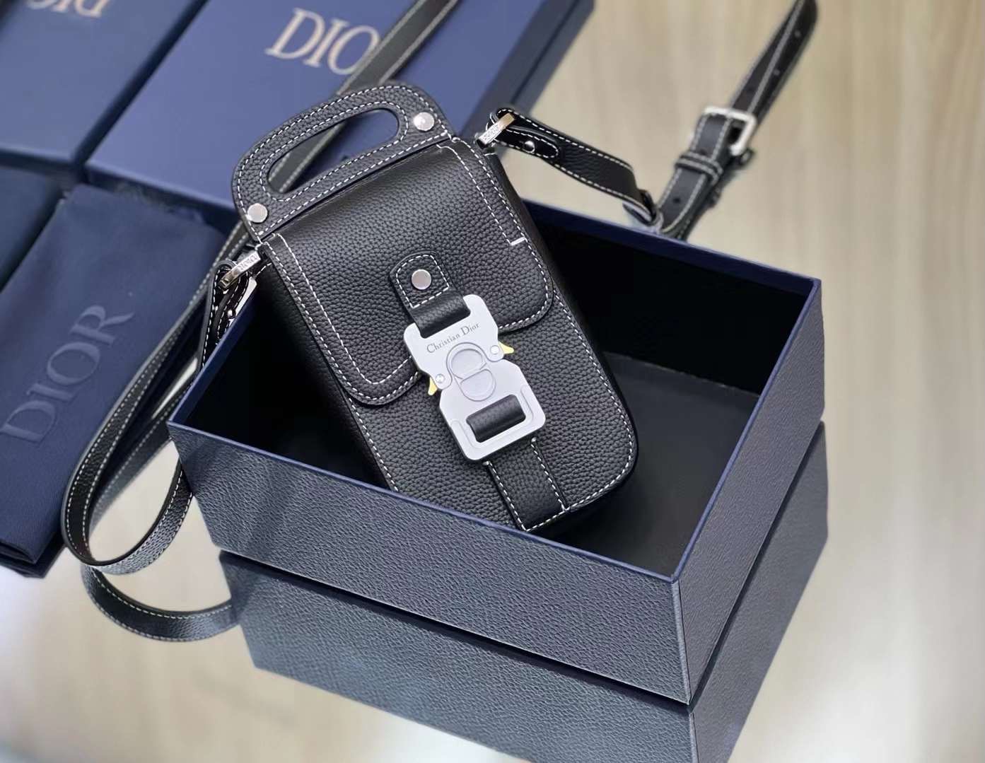 Dior Phone Oblique Bag / Dior Pouch Phone Oblique เกรดเทพออริจินอล ได้ใจหนุ่มๆไปเลยใบนี้!! หลงรักตั้งแต่แรกเห็นมีอยู่จริง!!