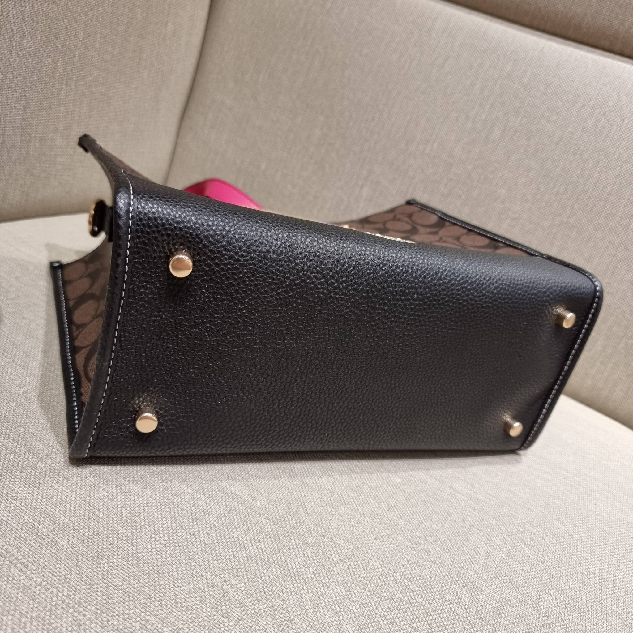 OUTLET 】COACH C6921 DEMPSEY CARRYALL IN SIGNATURE CANVAS WITH SOUVENIR SKYLINE APPLE ใหม่ล่าสุด จัดใหญ่ให้ไปเลย!! กระเป๋าทรงโท้ทไซส์ใหญ่กำลังสวย ใส่ของได้แบบจุๆ โดดเด่นด้วยโลโก้สุดหรู วัสดุหนังแคนวาสคุณภาพดีสลับหนัง pepble ภายในกระเป๋าเป็นช่องโล่ง ใส่ของส