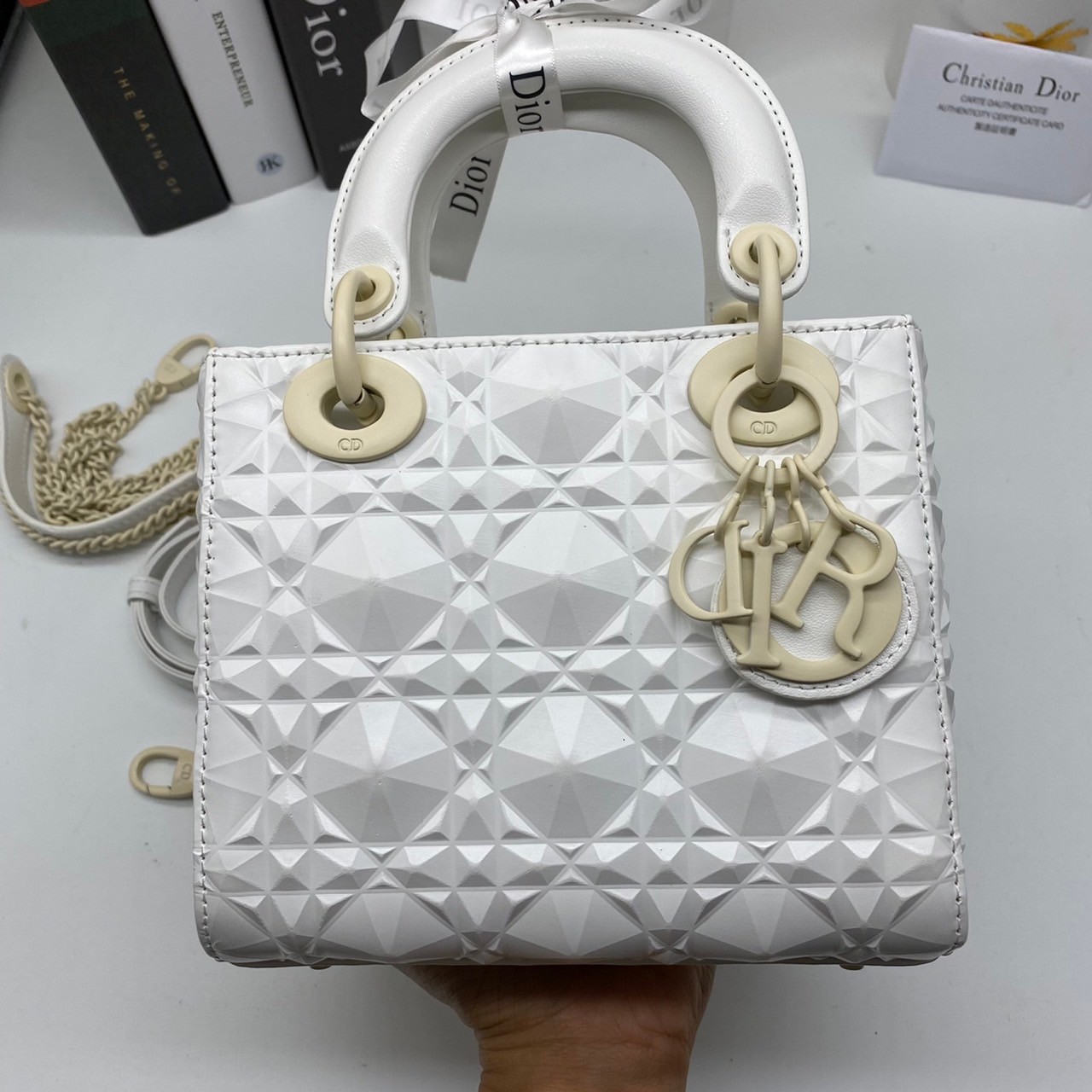 หนังแท้ DIOR LADY BAG 17cm ไซส์เล็กขนาดกำลังน่ารักเลยค่ะ งานออริหนังแท้ทั้งใบปั้มลายรุ่นใหม่ล่าสุด ความสง่างามอีกหนึ่งรุ่นของ Dior รูปทรงสีเหลียม ขนาดกระทัดรัด ตั้งอยู่ทรง ฐานกระเป๋าแข็งแรง มีหมุดรองฐาน ดีไซน์ที่มีเอกลักษณ์เฉพาะตัว ด้านหน้าตกแต่งด้วยตัวอั