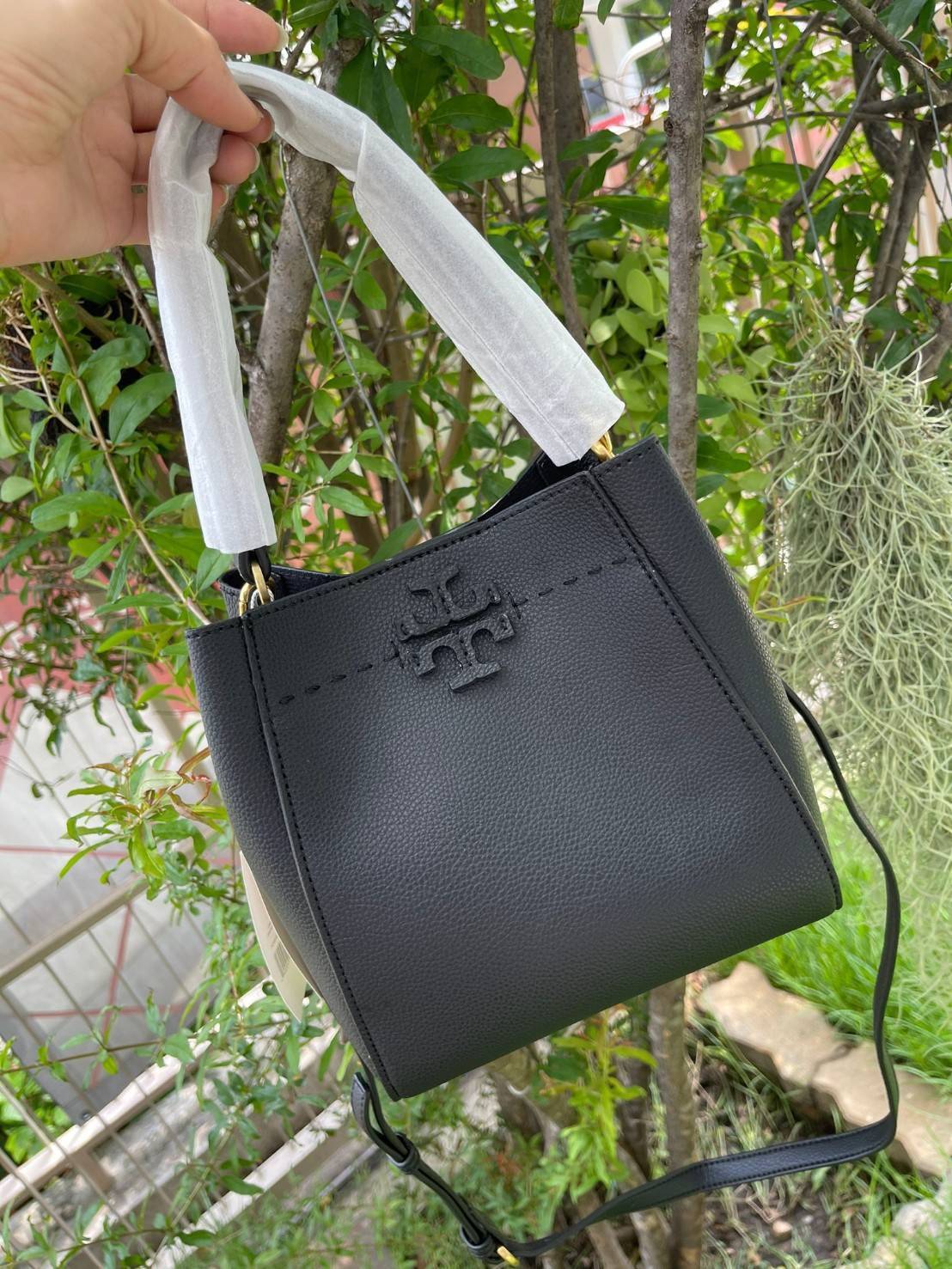 TORY BURCH McGraw Small Bucket Bag ดีไซน์ทรงตะกร้าแสนน่ารัก ดีเทลสะดุดตา รูปทรงจดจำง่าย สาว ๆ คนไหนที่เบื่อกระเป๋าถือทรงเดิม ๆ ลองมาดู Collection นี้กันดีกว่าค่ะ