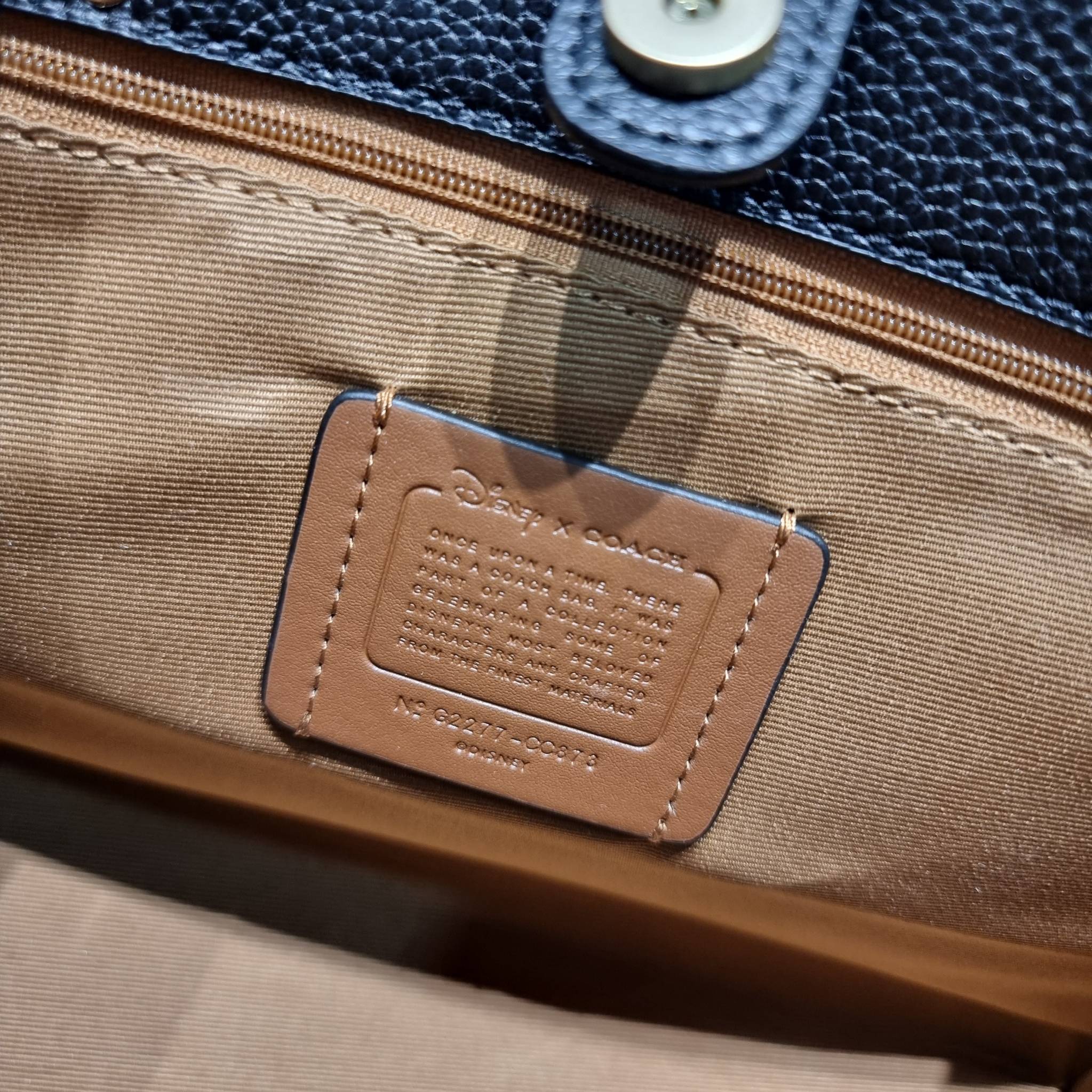 Coach Disney X Coach Dempsey Carryall In Signature Canvas With Patches CC873 คอลเลคชั่นใหม่ กับเหล่ายัยตัวร้าย ที่ไม่มีใครไม่รู้จัก!! กับกระเป๋าทรงโท้ท ไซส์ใหญ่ที่สามารถจุของได้แบบไม่ต้องกังวล ฟังก์ชั่นการใช้งานสะดวกที่สุด ดีไซน์ลวดลายแพทช์โดดเด่น มีทั้งส