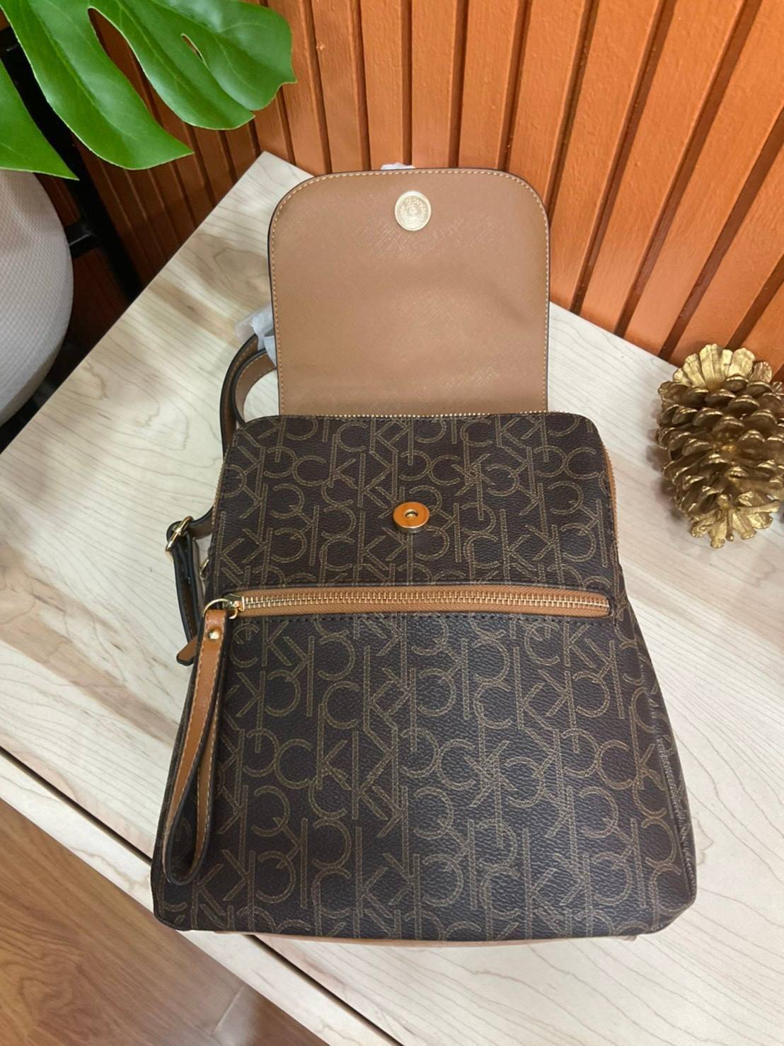 ของแท้ 💯% Elaine Calvin Klein Monogram Small Backpack 💕ของมันต้องมี สวยหรูดูแพงมาก สำหรับรุ่นนี้ และมีฟังชั่นช่องการใช้งานที่มากที่สุด!!! 💕 กระเป๋าสะพายเป้รุ่นใหม่ชนช้อป รุ่นยอดนิยม