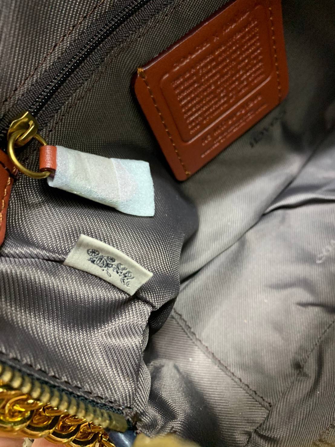 สินค้าขายดี พร้อมสีใหม่ 3สี ในไทยยังไม่มีค่ะ !! COACH SIGNATURE CROSSBODY BOX BAG ((F31208)) กระเป๋าสะพายวัสดุหนังแท้ จาก coach factory outlet หนังนิ่ม ทรงสวย ตัวกระเป๋าลายแบรนด์ ตัดขอบหนังเรียบได้สวยงามค่ะ ด้านหน้า-หลัง มีช่องสำหรับใส่ของ เปิดปิดกระเป๋าแ