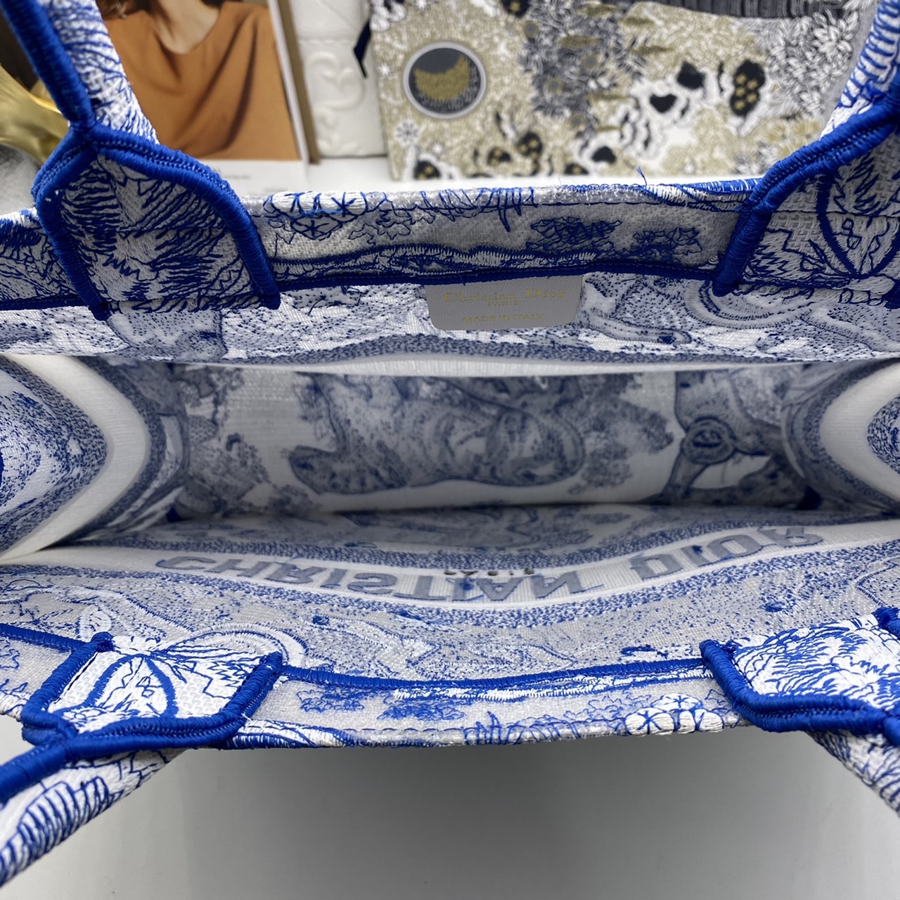 DIOR Book Tote Fluorescent Blue Toile de Jouy Reverse Embroidery เกรดออริจินอล ภาพสินค้าถ่ายจากงานขายจริงใช้งานต่างประเทศได้