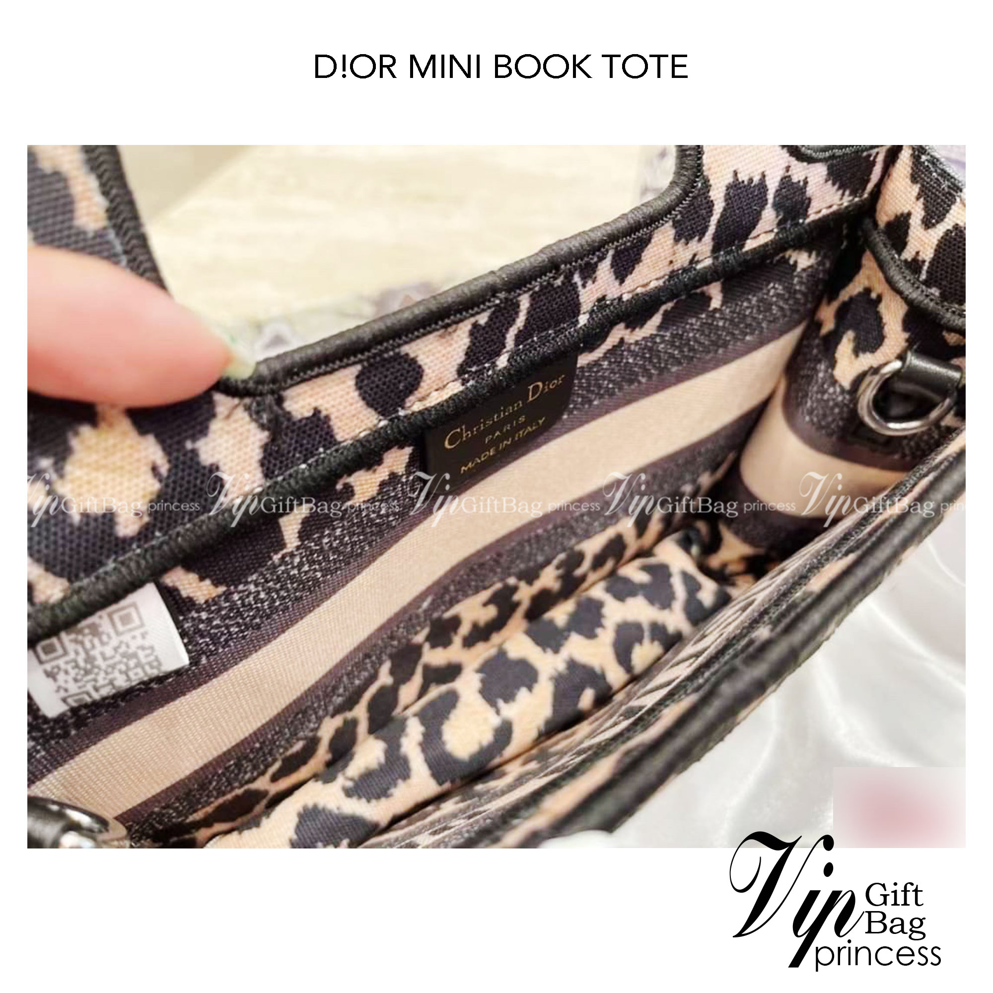 DIOR MINI BOOK TOTE กระเป๋าถือทรงมินิโท้ท Shopping สวยคลาสสิค พกพาสะดวก ใช้งานง่ายสุดๆ วัสดุงานทอละเอียดคุณภาพดี ภายในเป็นช่องโล่ง ใบจริงงานสวยเกินเบอร์!! ไม่ผิดหวังจ้า