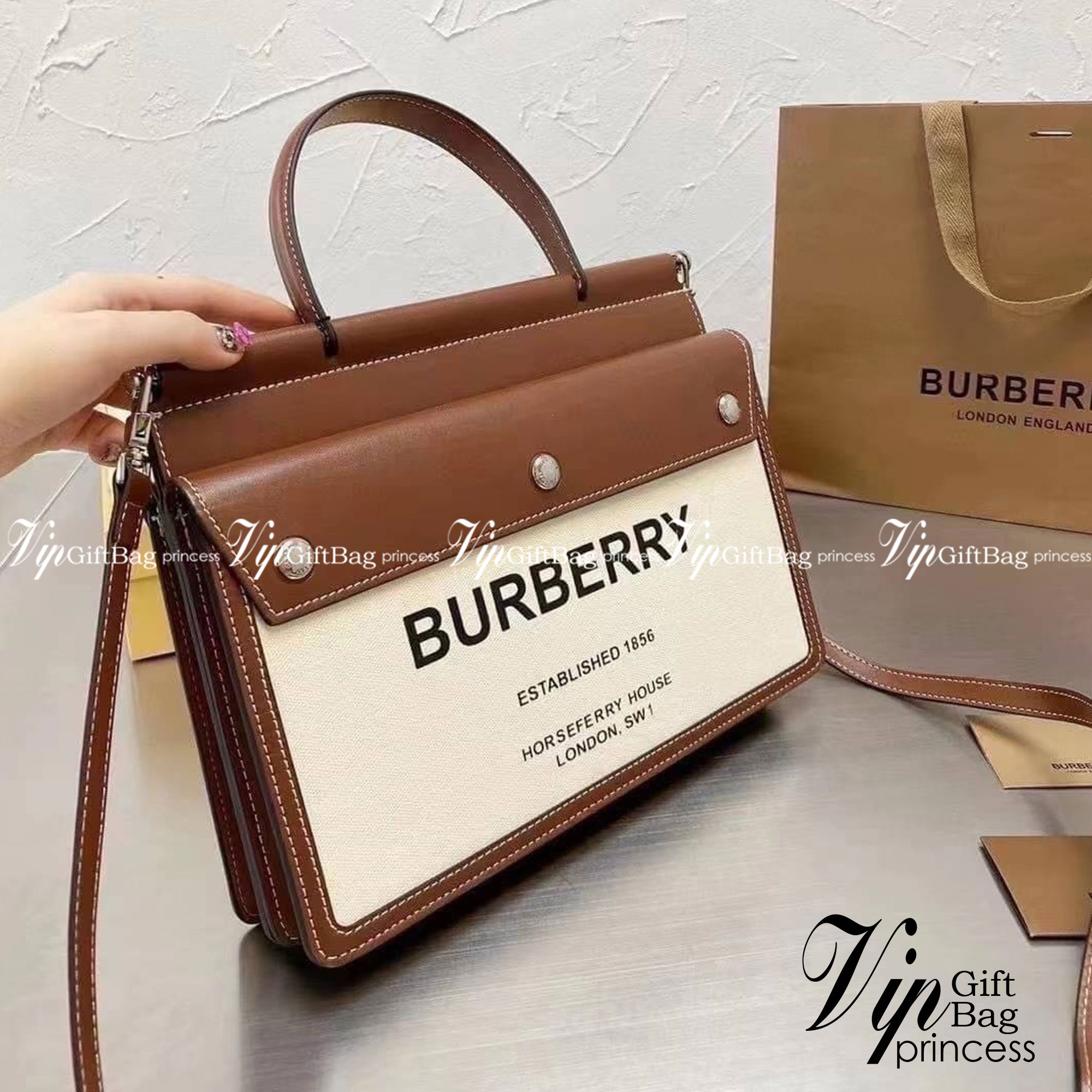 BURBERRY Horseferry Print Title Bag with Pocket Detail กระเป๋าสะพายโทนสีผู้ดี ดีต่อใจ ใบใหญ่กำลังดี จุของได้เยอะ ยิ่งใช้ หนังยิ่งสวย สายยาวถอด หยิบใช้ได้ทุกวัน ทุกโอกาสเลยคร้าาา งานจริงสวยคุ้มเกินราคา