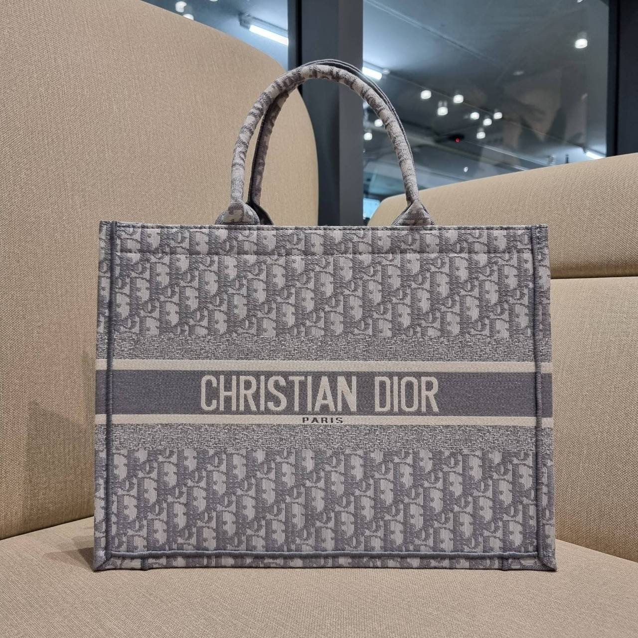 VIP 】HOT ARRIVAL!! DIOR CD SHOPPING BAG WITH GWP กระเป๋าทรงช้อปปิ้งใบใหญ่ จุใจ!! พรีเมี่ยมกิ๊ฟรุ่นดับเบิ้ลฮอต ดีไซน์คลาสสิควินเทจ สวยหรู วัสดุผ้าแคนวาสลายกราฟฟิค ภายในโล่งกว้างมากๆ ใส่ของจุสุดๆ โน้ตบุ้ค ไอแพด กระเป๋าสตางค์ มือถือ หรือเสื้อผ้ายังได้ สะพายค