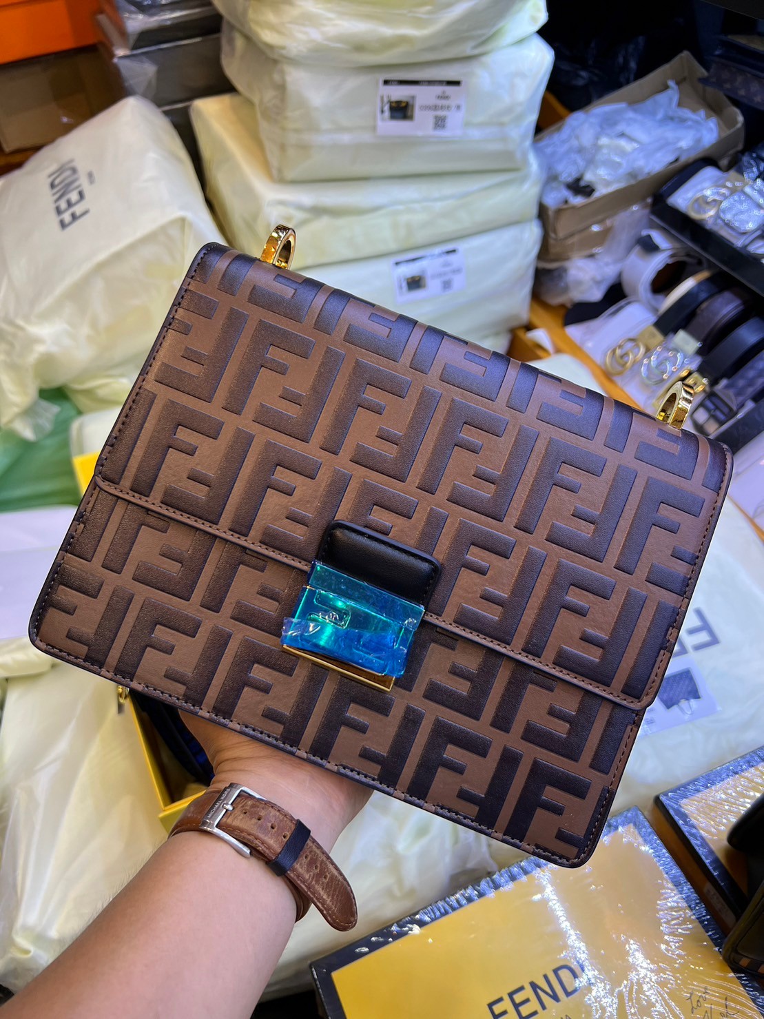 FENDI KAN leather bag เกรดออริจินอล ด้วยสีและลวดลายคลาสสิกตามแบบแบรนด์ เข้าได้กับสาวๆ ทุกสไตล์ บ่งบอกความเป็น FF ได้อย่างสมบูรณ์แบบ โทนสีแมตช์กับเสื้อผ้าได้ง่าย เสริมลุคสาวมั่นก็ลงตัว หรือเปลี่ยนมาติดสายสะพายยาวเพื่อสะพายคาดลำตัวก็ได้ความชิลและคล่องตัวไปอ