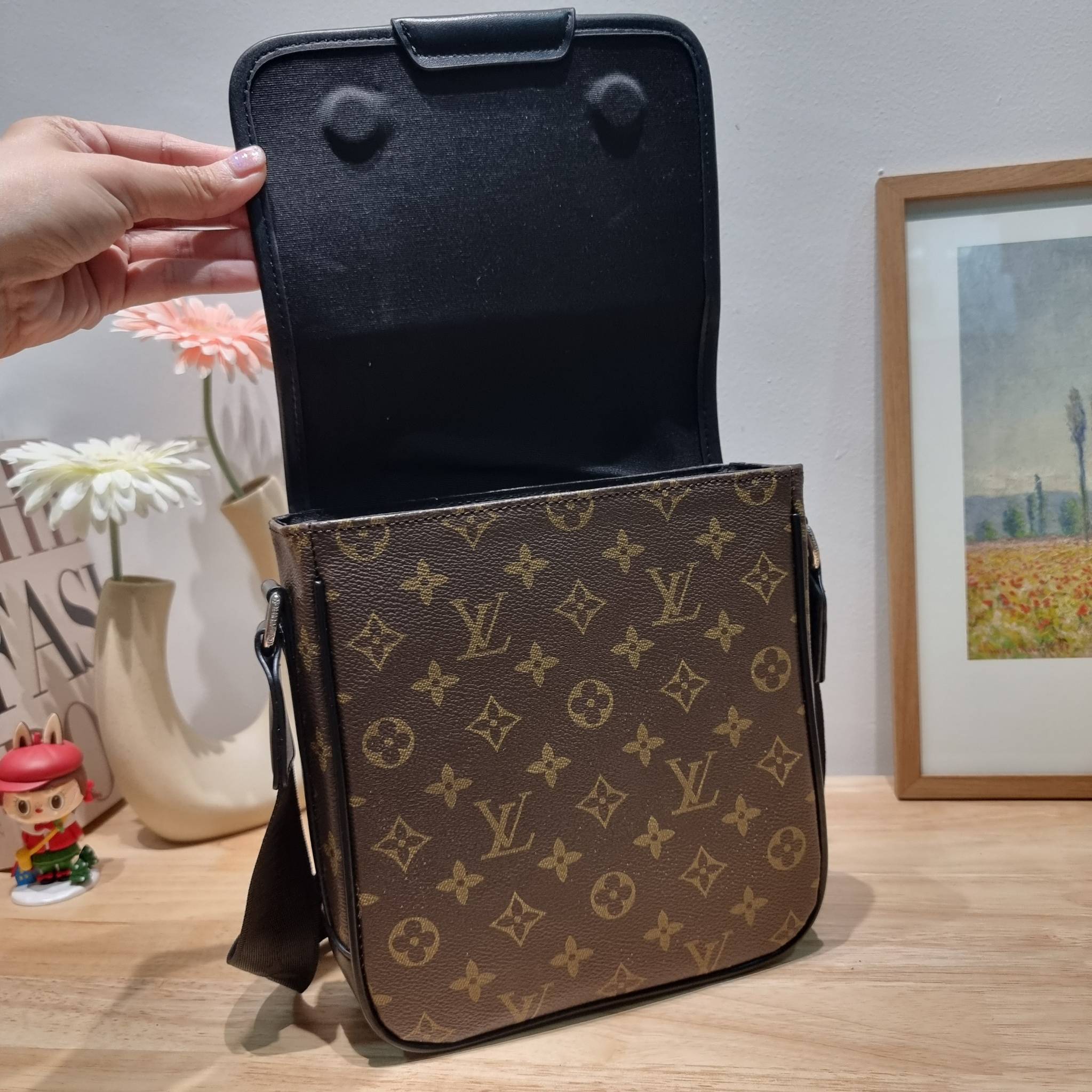LV bass macassar monogram bag ของใหม่จัดให้หนุ่มๆ กับกระเป๋าสะพายทรงแมสเซ็นเจอร์ ไซส์กำลังดี เหมาะกับหนุ่มๆที่รักความคล่องตัว วัสดุหนังแคนวาสตัดสลับหนัง