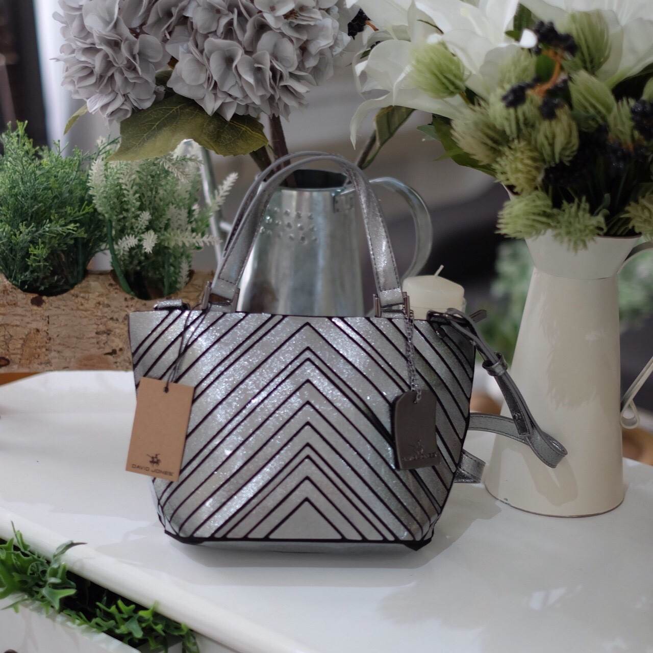 ลายใหม่ V shape หนังวิ้งๆ ลาย Limited edition หายาก สวย modern มากค่า 👍ปรับทรงได้ 2 แบบ น่ารักมาก สี Gloss grey สวยเข้ากับชุดง่ายมาก 💥💥น้ำหนักเบาเพียงแค่ 3.5 ขีดเท่านั้น !!!! 📌📌กระเป๋า จากแบรนด์ David Jones กระเป๋าส